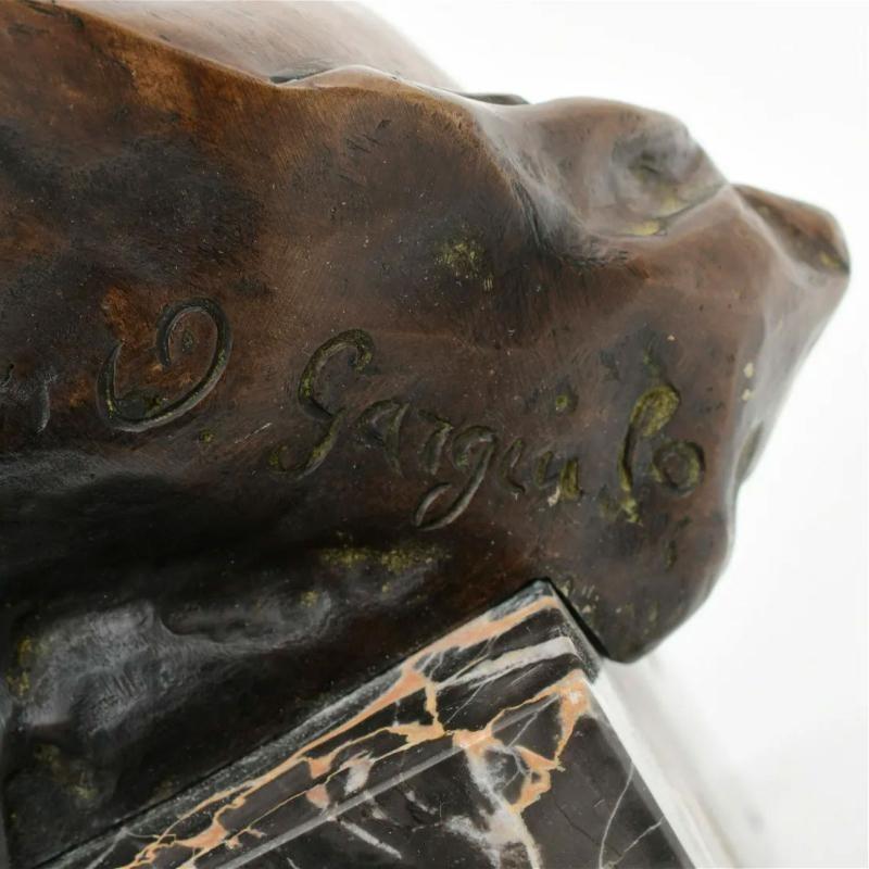 Escultura de busto de bronce patinado de una mujer gitana según el modelo original del escultor italiano Oronzo Gargiulo (1869-1906), montada sobre pedestal de mármol negro abigarrado.  20 por 10 1/2 por 11 pulgadas.  Firmado en el reparto.