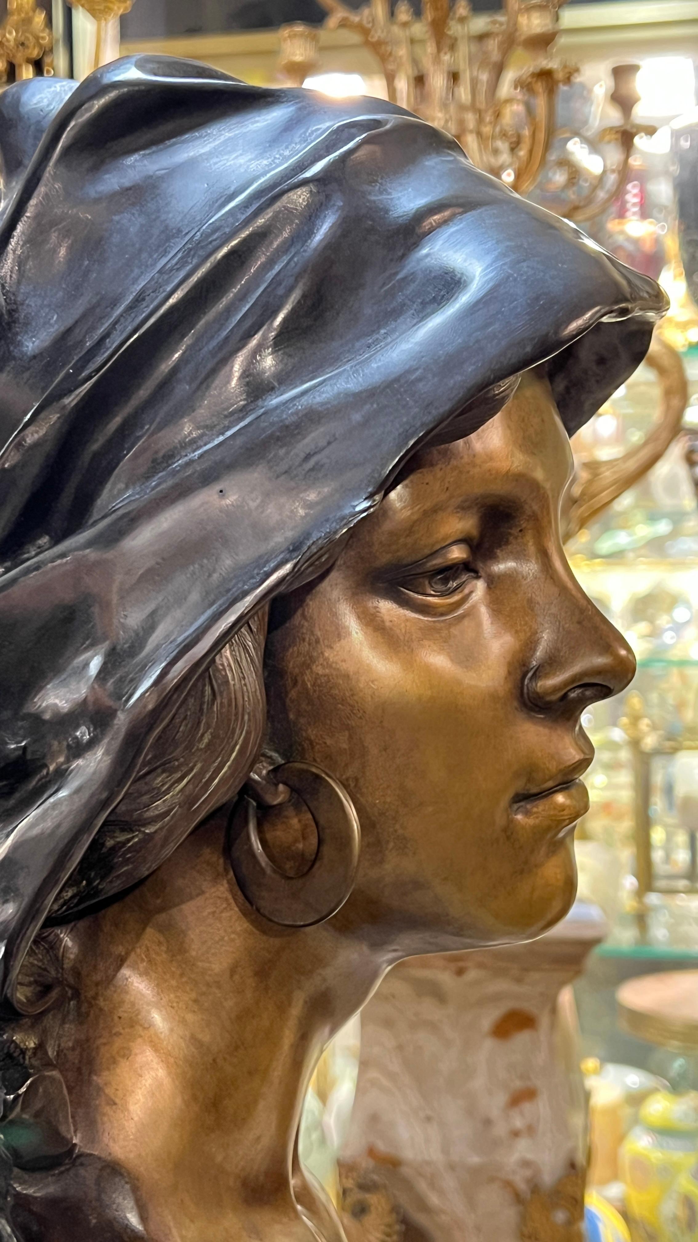 Busto de bronce patinado de mujer gitana según Oronzo Gargiulo Italiano en venta