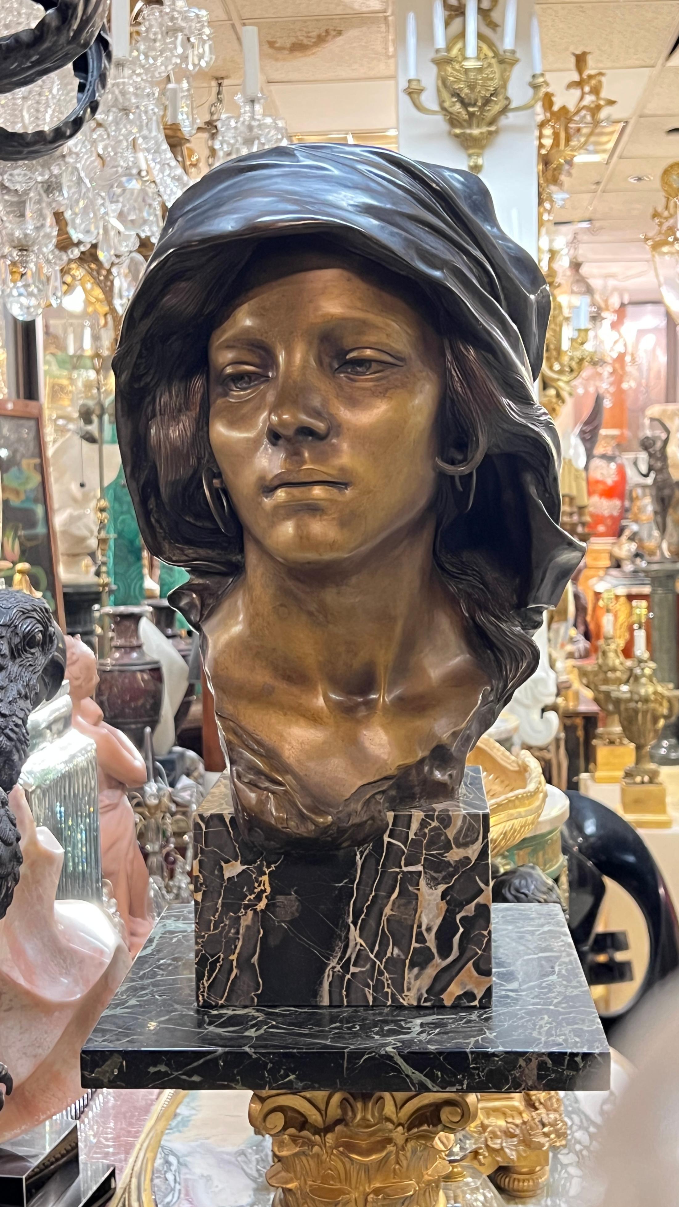 Busto de bronce patinado de mujer gitana según Oronzo Gargiulo siglo XX en venta