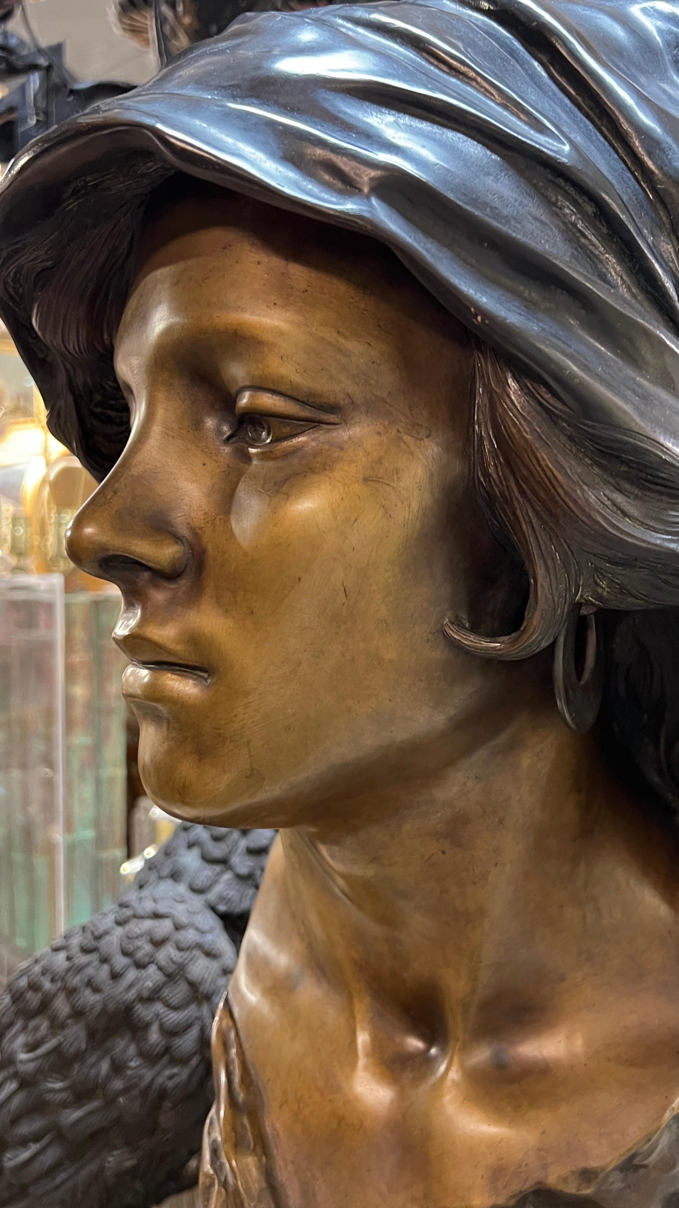 Busto de bronce patinado de mujer gitana según Oronzo Gargiulo Bronce en venta