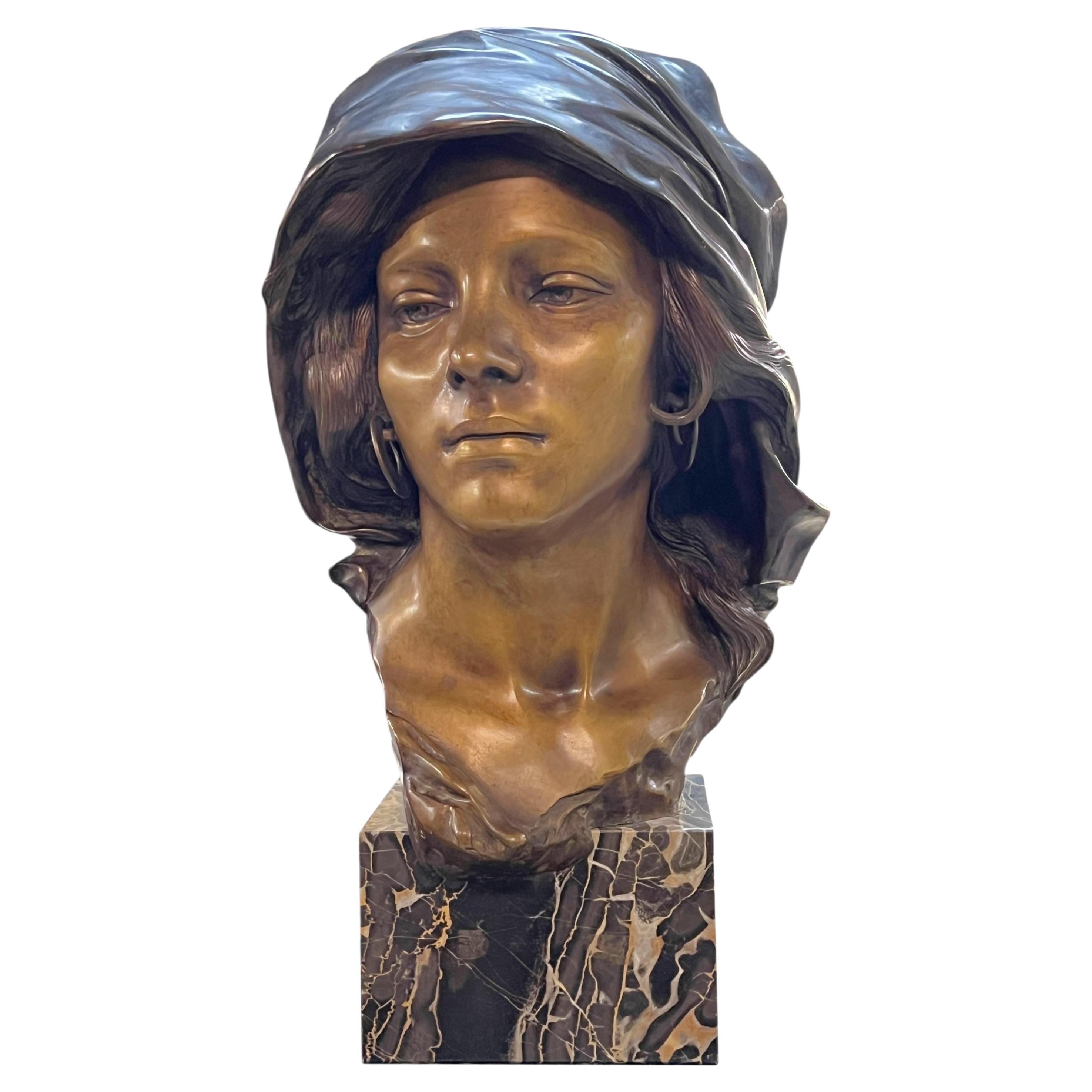 Busto de bronce patinado de mujer gitana según Oronzo Gargiulo en venta