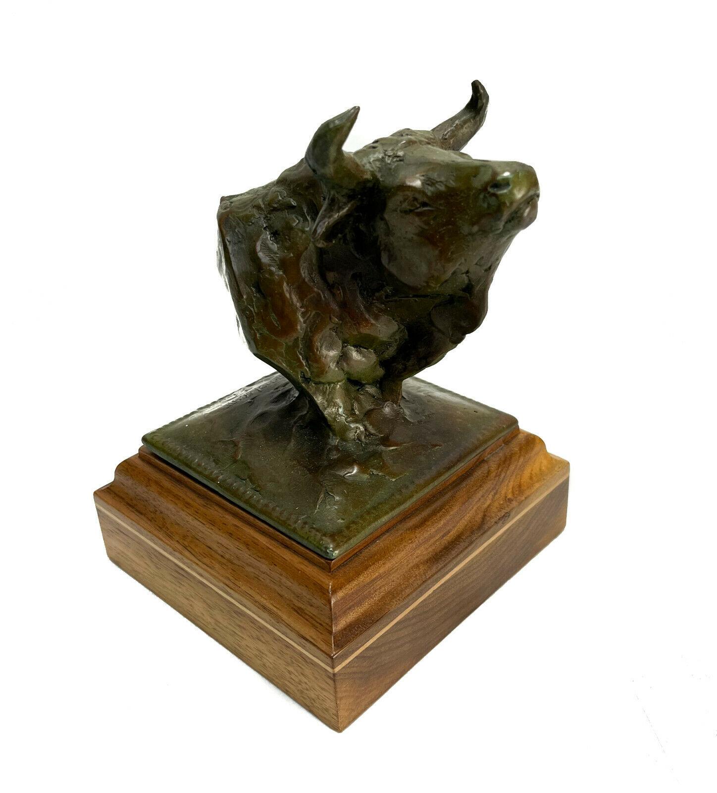 Sandy Scott (American 20th century) patinated bronze bust sculpture of a Steer Head. Limited edition of 100 and signed to the base. With wooden base, but not permanently attached.

Additional information:
Material: bronze 
Object type: steer