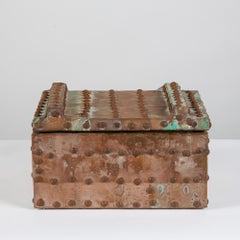 Coffre en bronze patiné avec couvercle à charnière