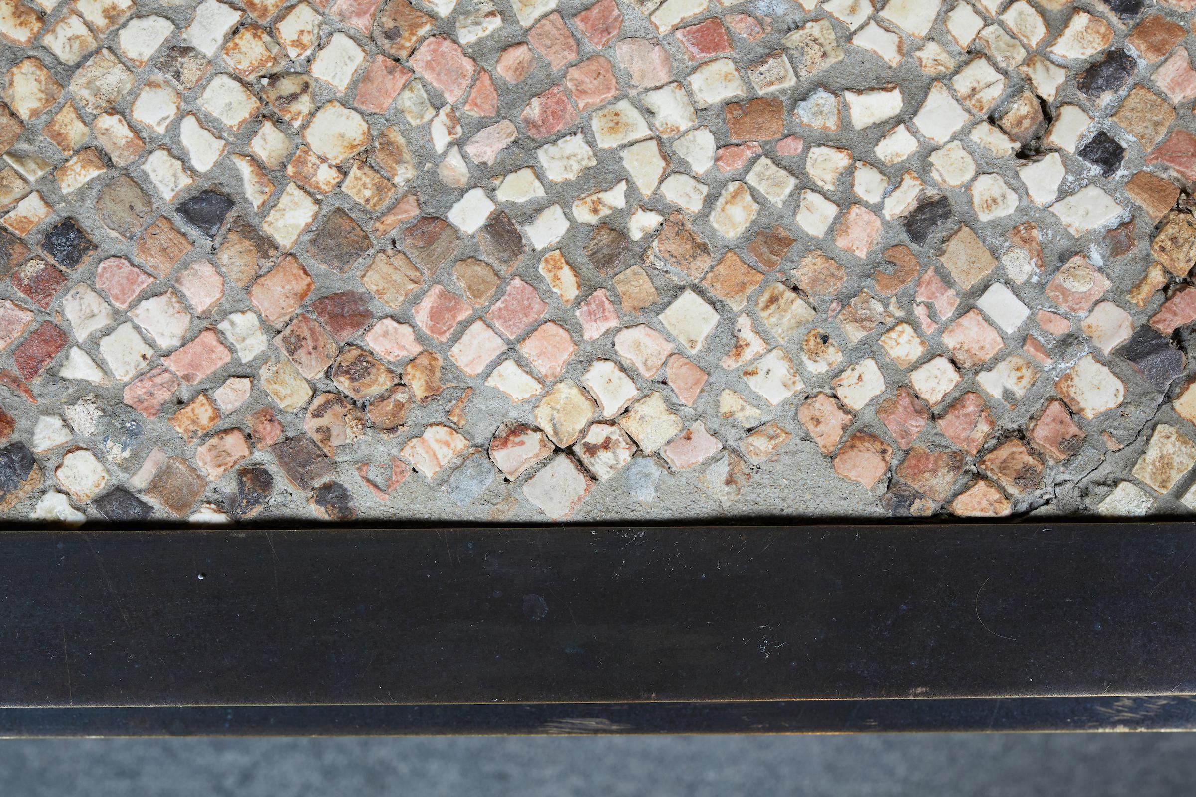Table basse en bronze patiné ajustée avec un plateau en mosaïque de pierre en vente 4
