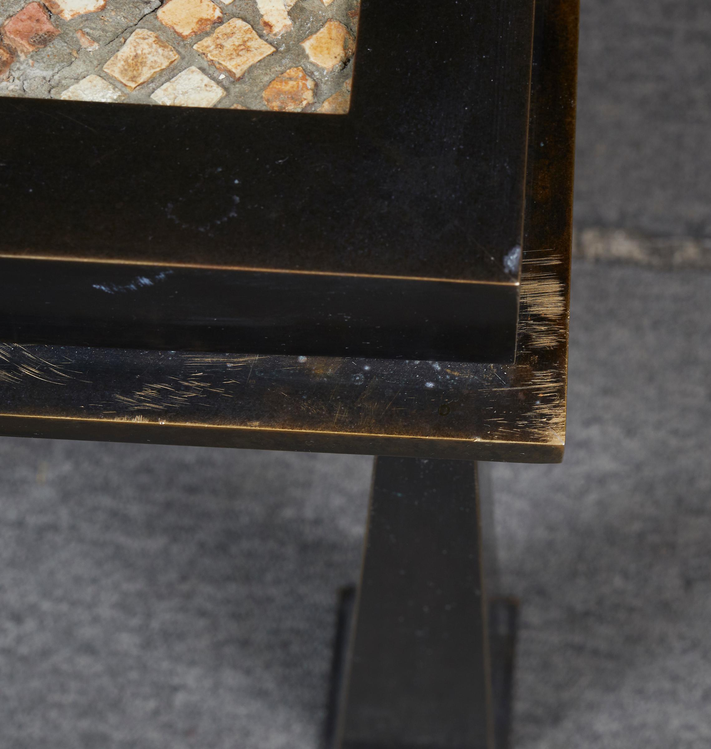 Table basse en bronze patiné ajustée avec un plateau en mosaïque de pierre en vente 7