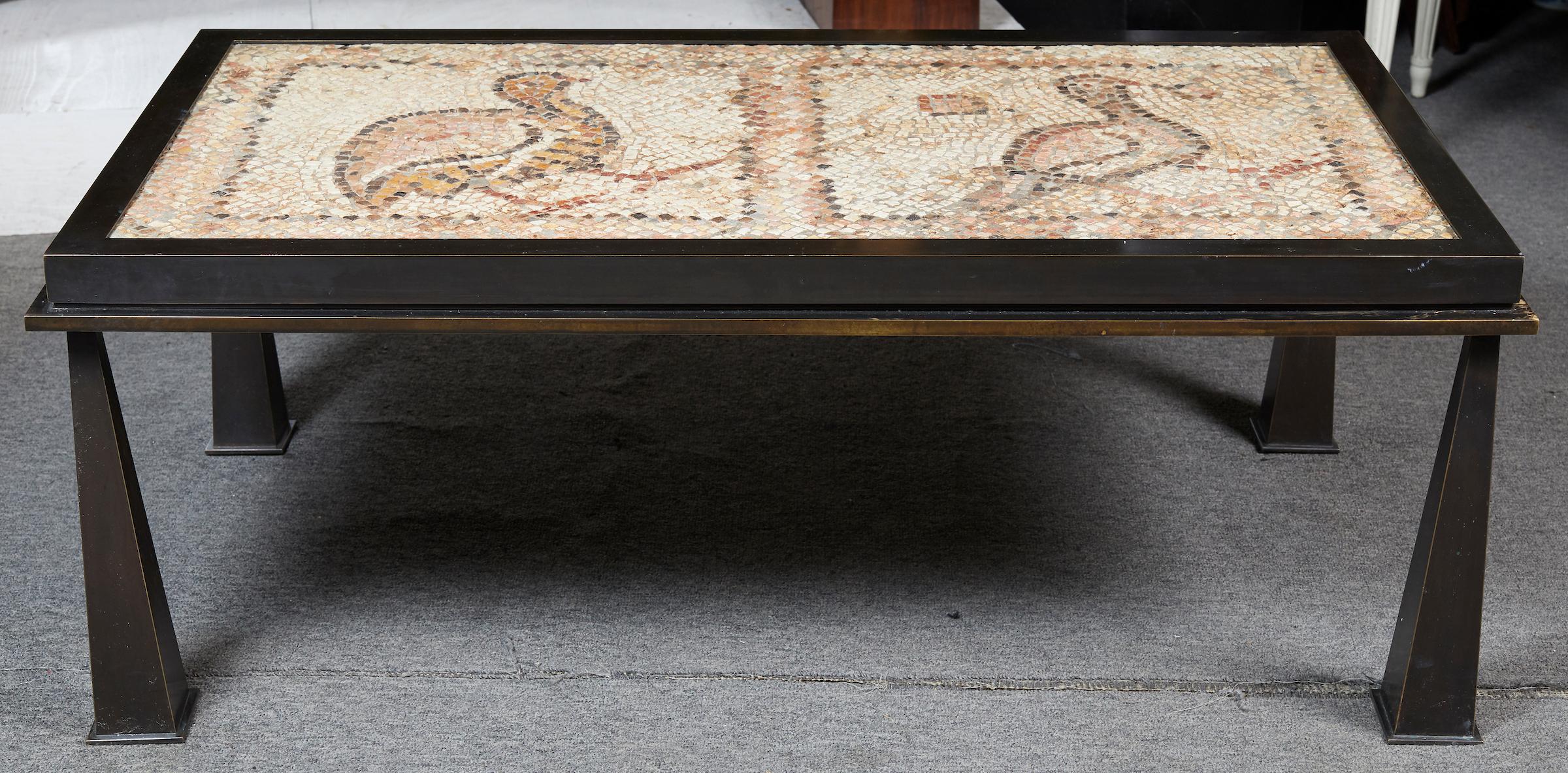 Intéressante table basse rectangulaire en bronze patiné équipée d'un plateau en mosaïque de pierre de style romain classique antique représentant deux oiseaux . Le socle a été fabriqué sur mesure pour le plateau en pierre ancienne.