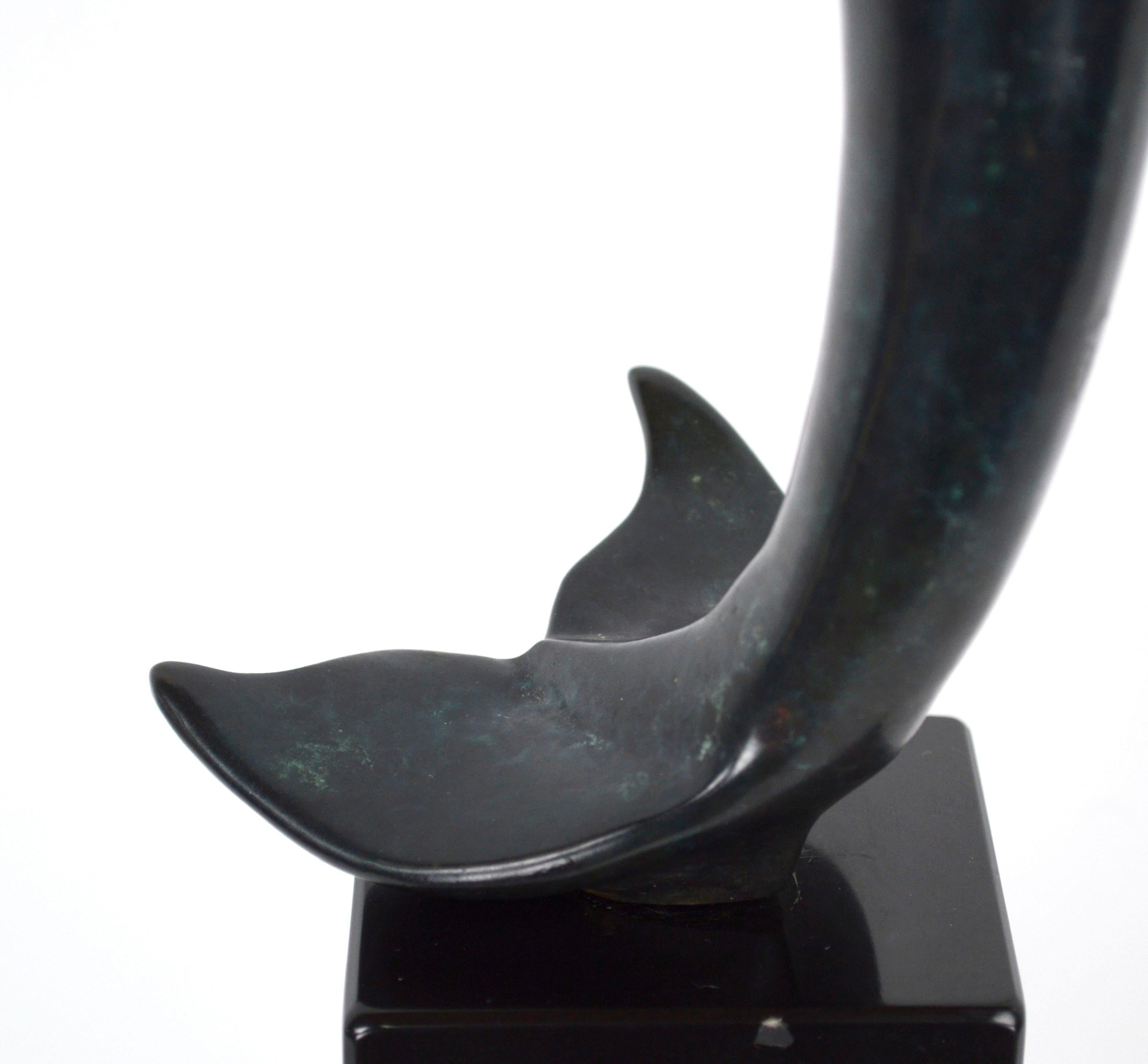 Zeitgenössische Delphin-Skulptur aus patinierter Bronze (20. Jahrhundert)