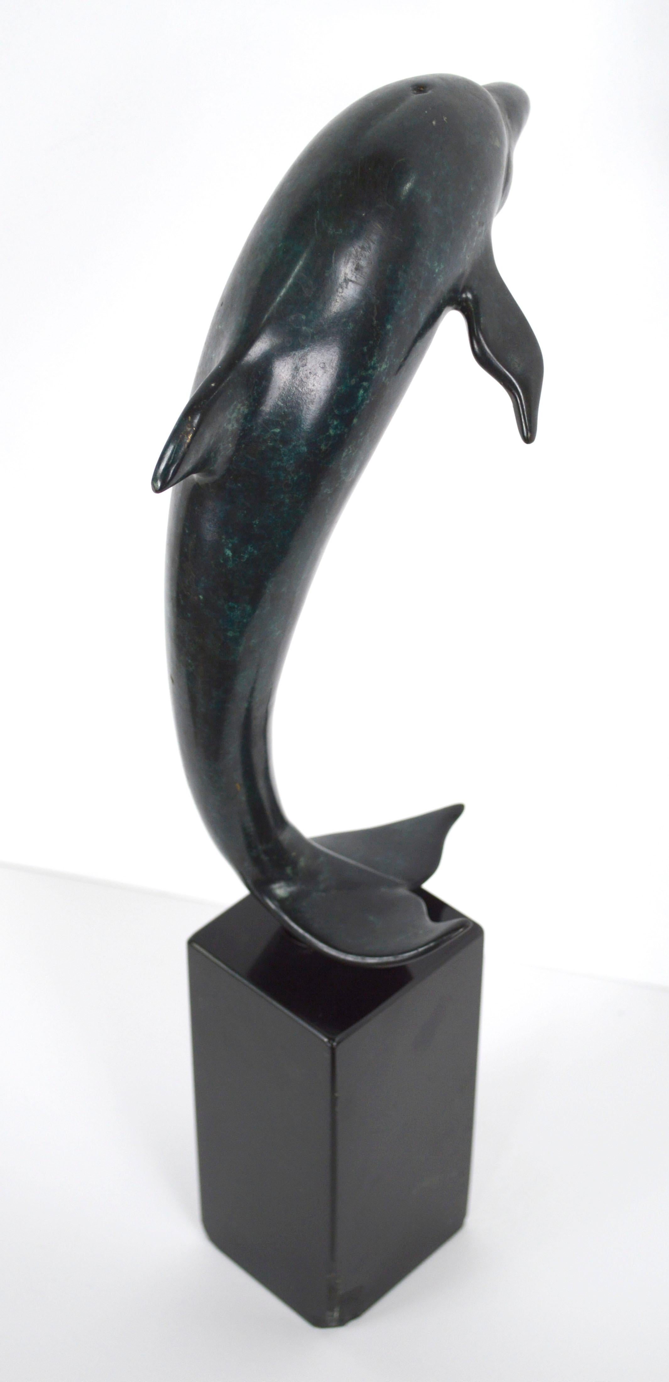 Zeitgenössische Delphin-Skulptur aus patinierter Bronze 1