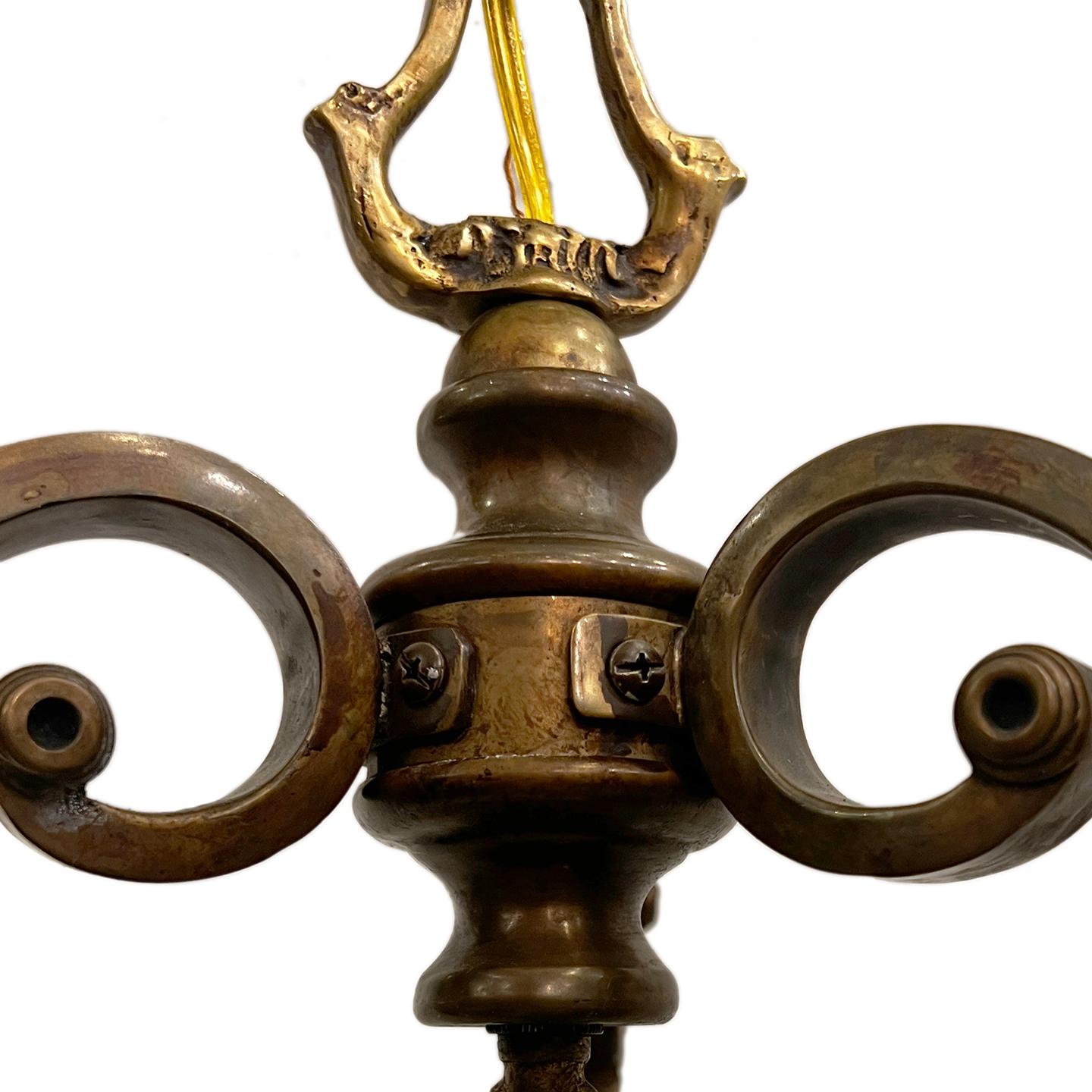 Lanterne anglaise en bronze patiné des années 1920 avec verre gravé et 3 lumières.

Mesures :
Chute : 29