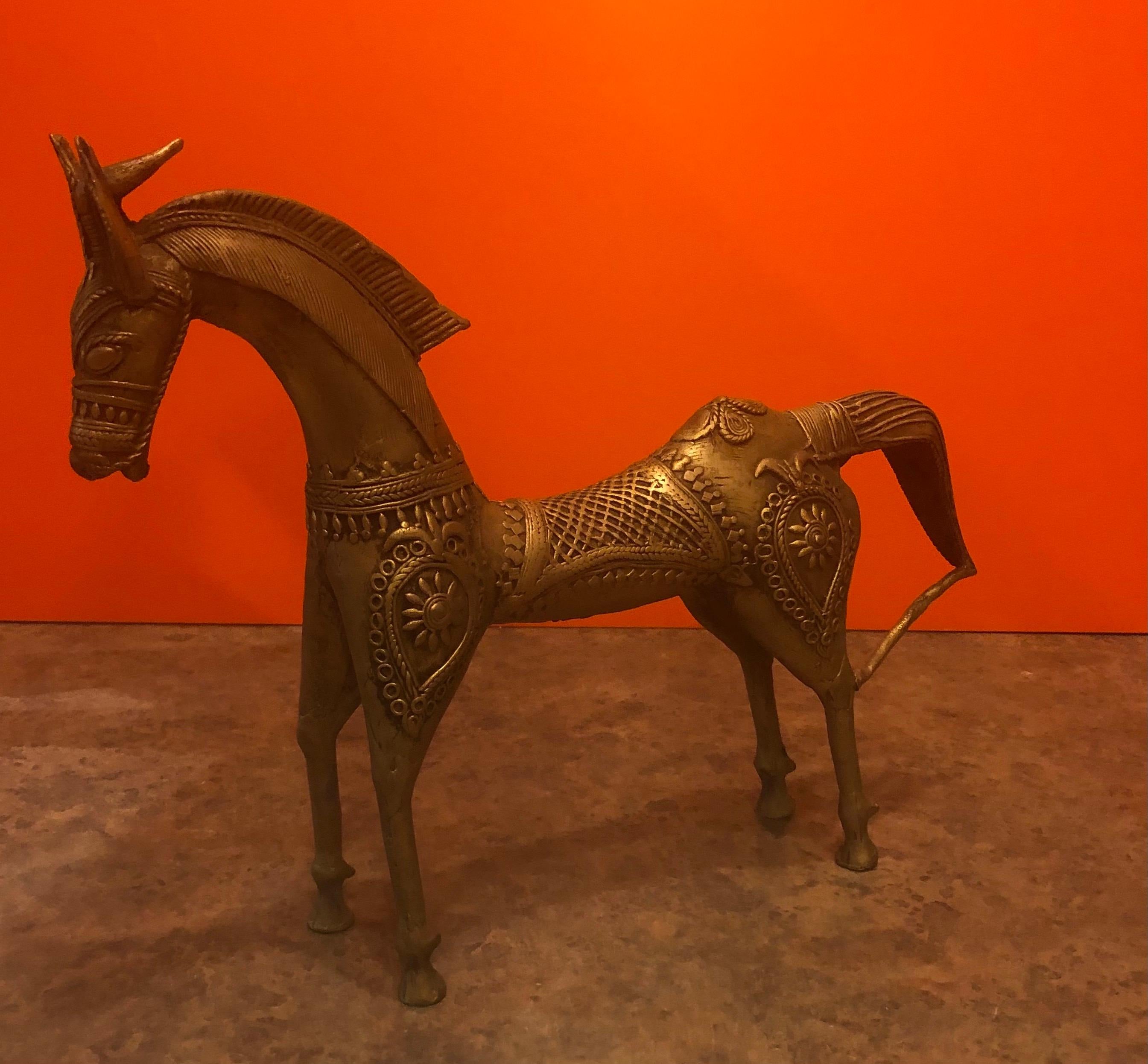 Simple and elegant Etruscan patinated bronze horse sculpture in the style of Frederic Weinberg, circa 1960s. Minimalist and modern, this piece is cast in the lost wax method and has nicely etched detailing. Perfect for any midcentury office or den.