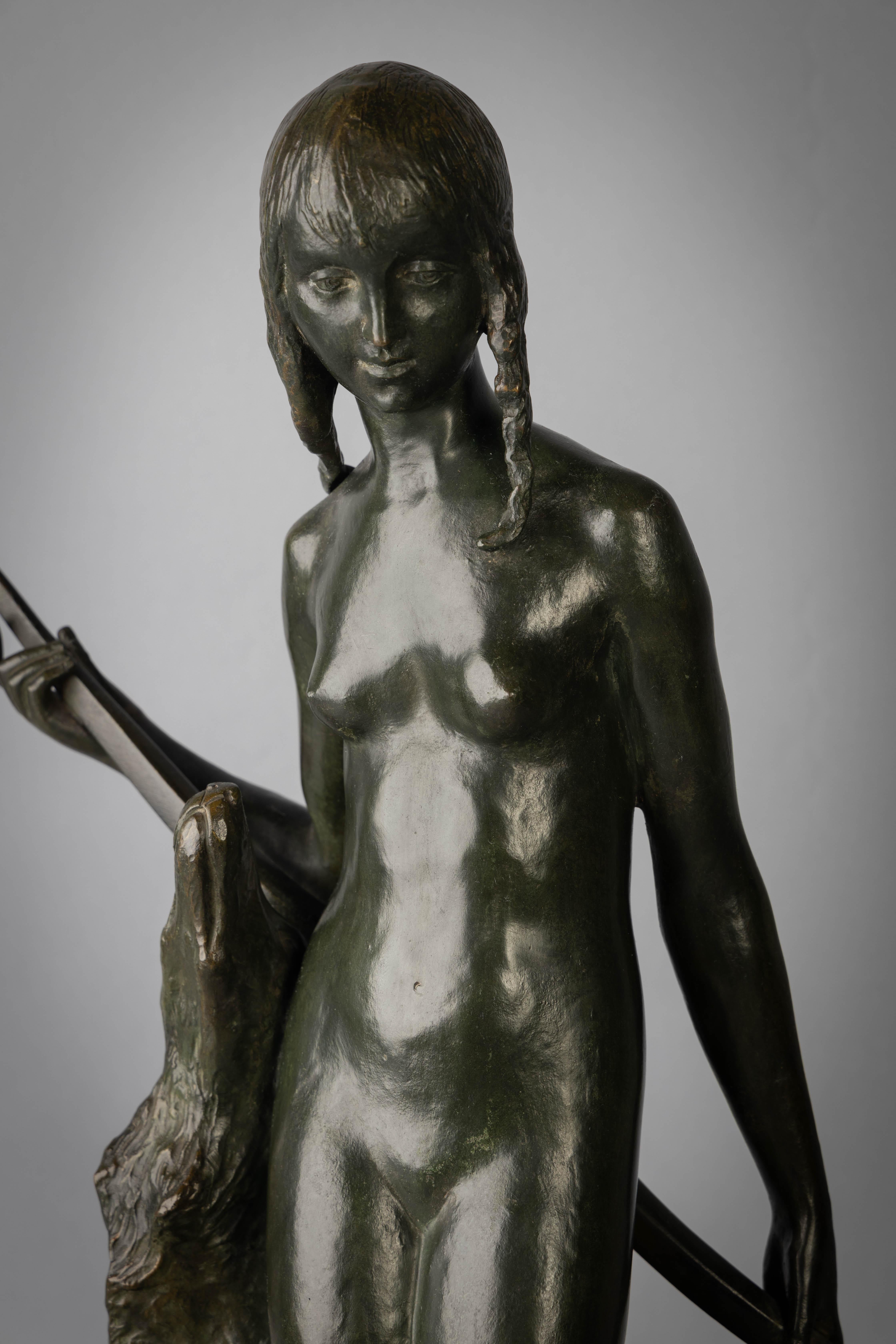 Français Groupe figuratif en bronze patiné représentant Diane la chasseresse et son chien, vers 1925 en vente