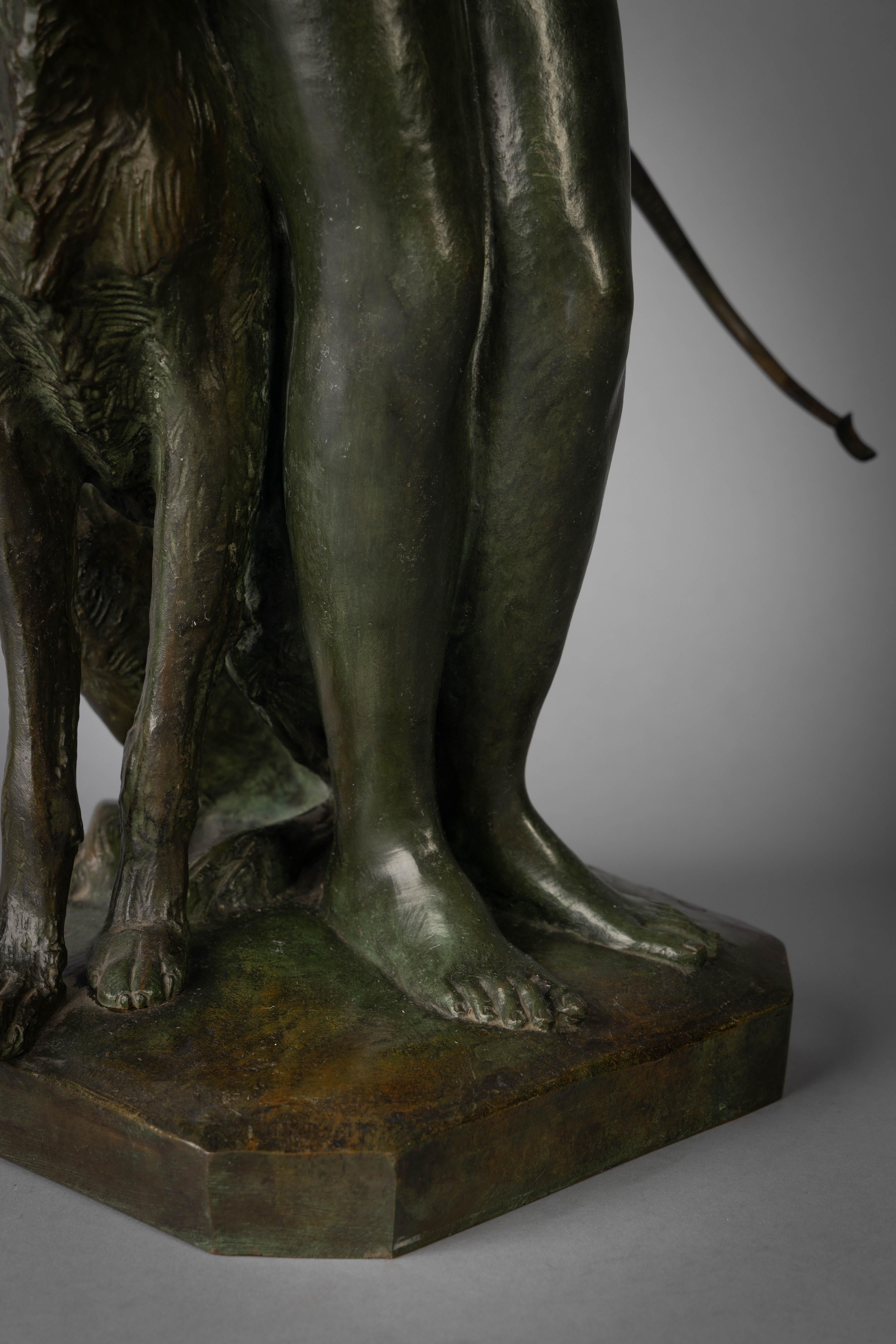 Début du 20ème siècle Groupe figuratif en bronze patiné représentant Diane la chasseresse et son chien, vers 1925 en vente