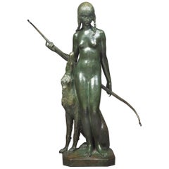 Groupe figuratif en bronze patiné représentant Diane la chasseresse et son chien, vers 1925