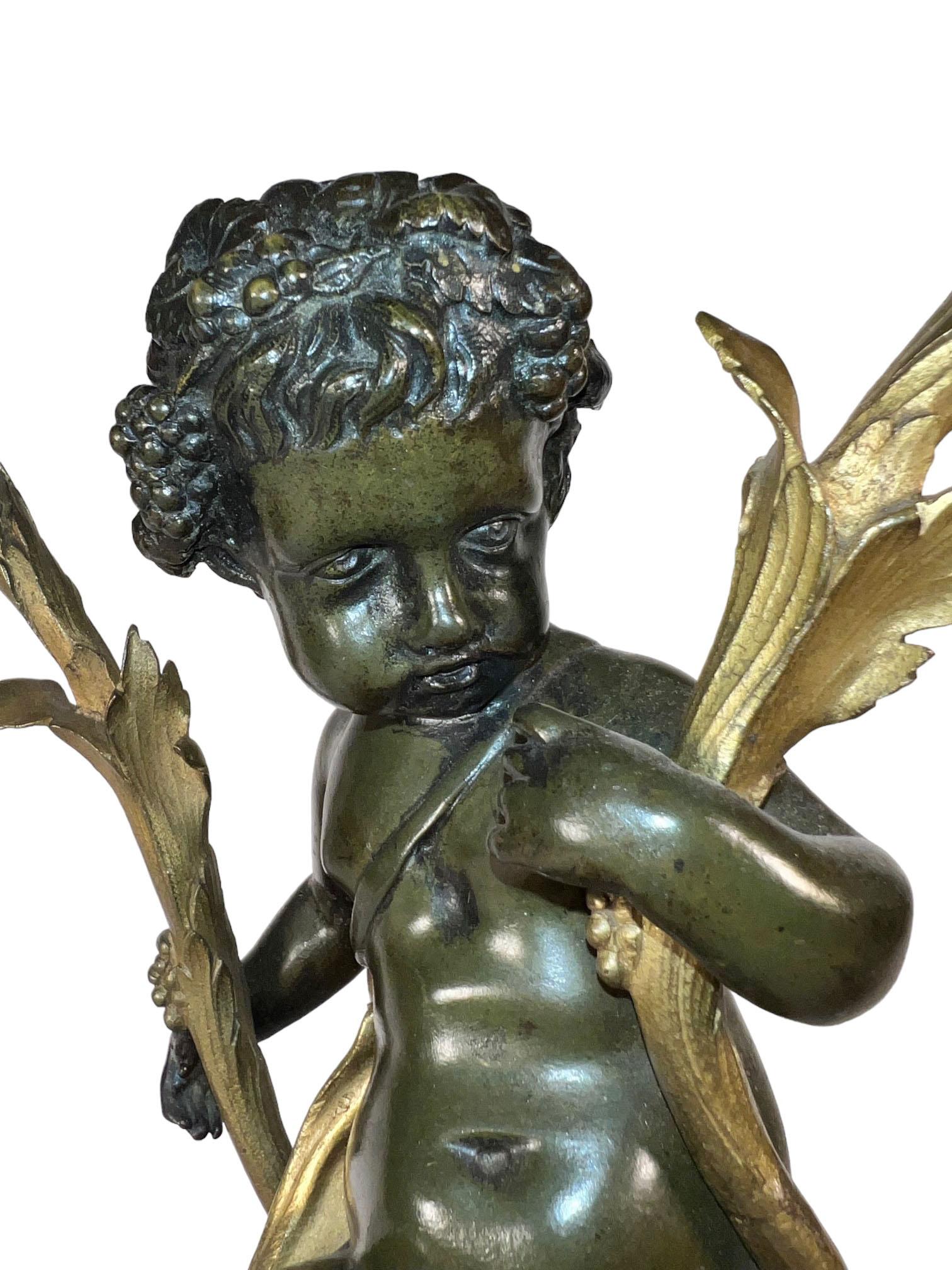 Coppia di candelabri figurativi a due luci in bronzo patinato e dorato su base di marmo di Michelle Claude Clodion. Francia, 
1860 circa.  
