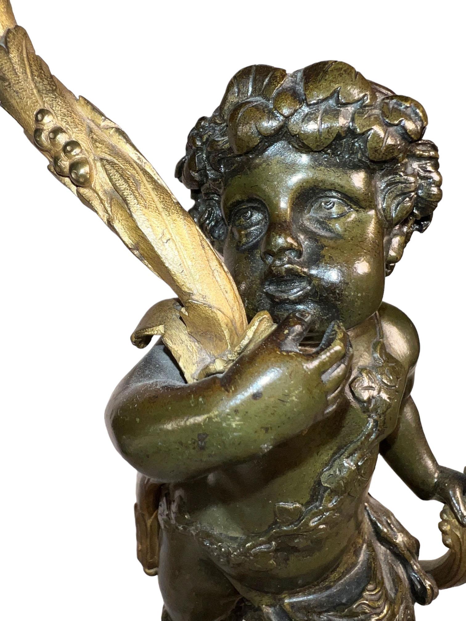 Francese Candelabri con putti figurativi in bronzo patinato in vendita