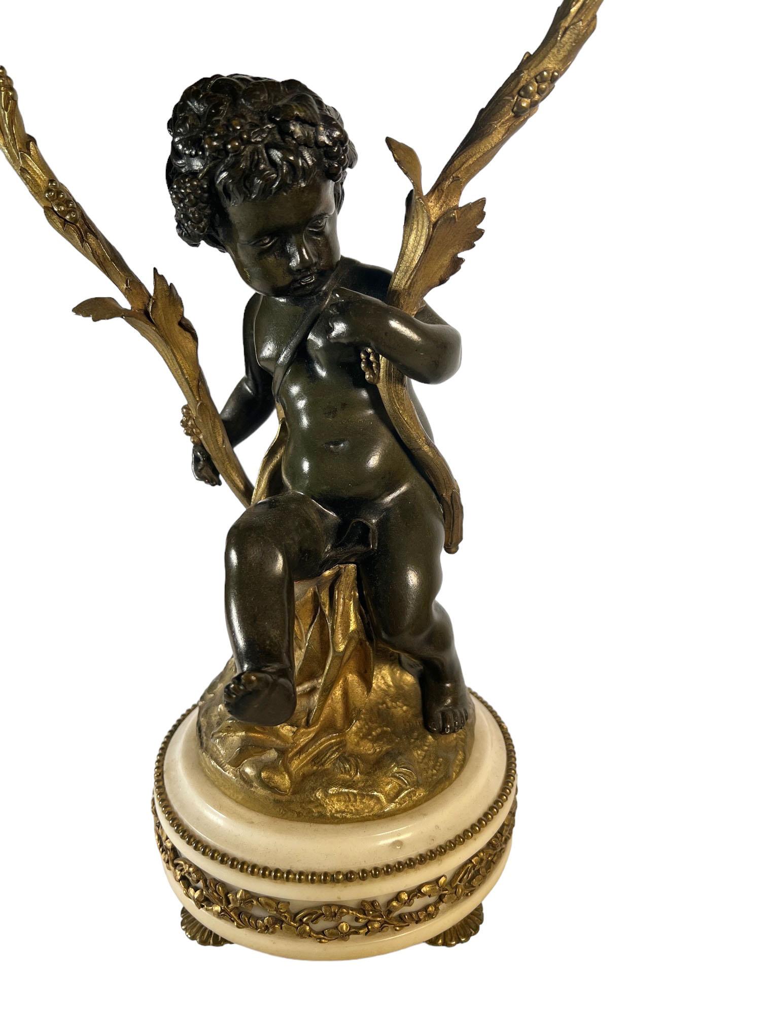 Bronzo Candelabri con putti figurativi in bronzo patinato in vendita