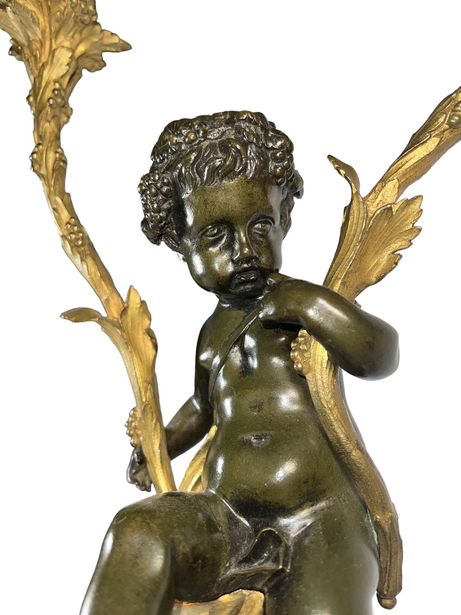 Candelabri con putti figurativi in bronzo patinato in vendita 1