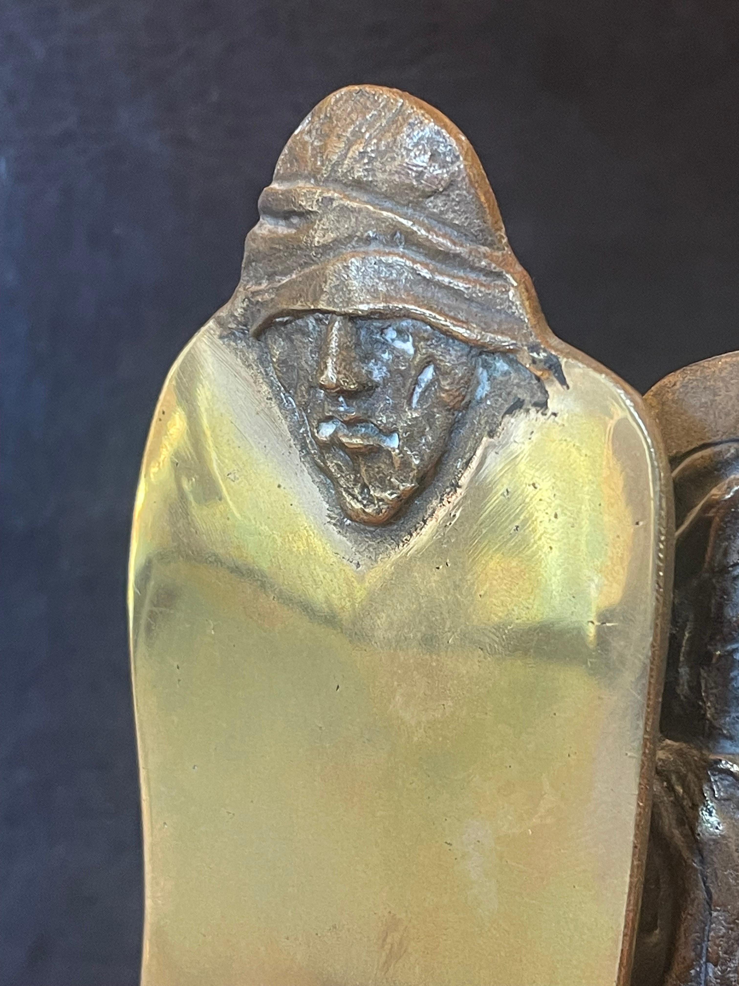 Figurative Skulptur aus patinierter Bronze auf Marmorsockel im Angebot 6