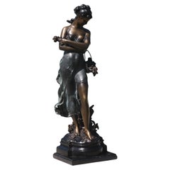 Figura in bronzo patinato di una fanciulla classica con fiori