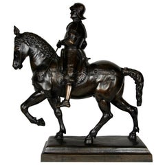 Figura in bronzo patinato di un soldato a cavallo con elmetto