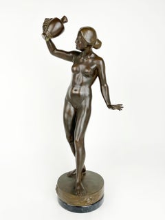 Figure de fontaine en bronze patiné représentant une femme nue avec un pichet