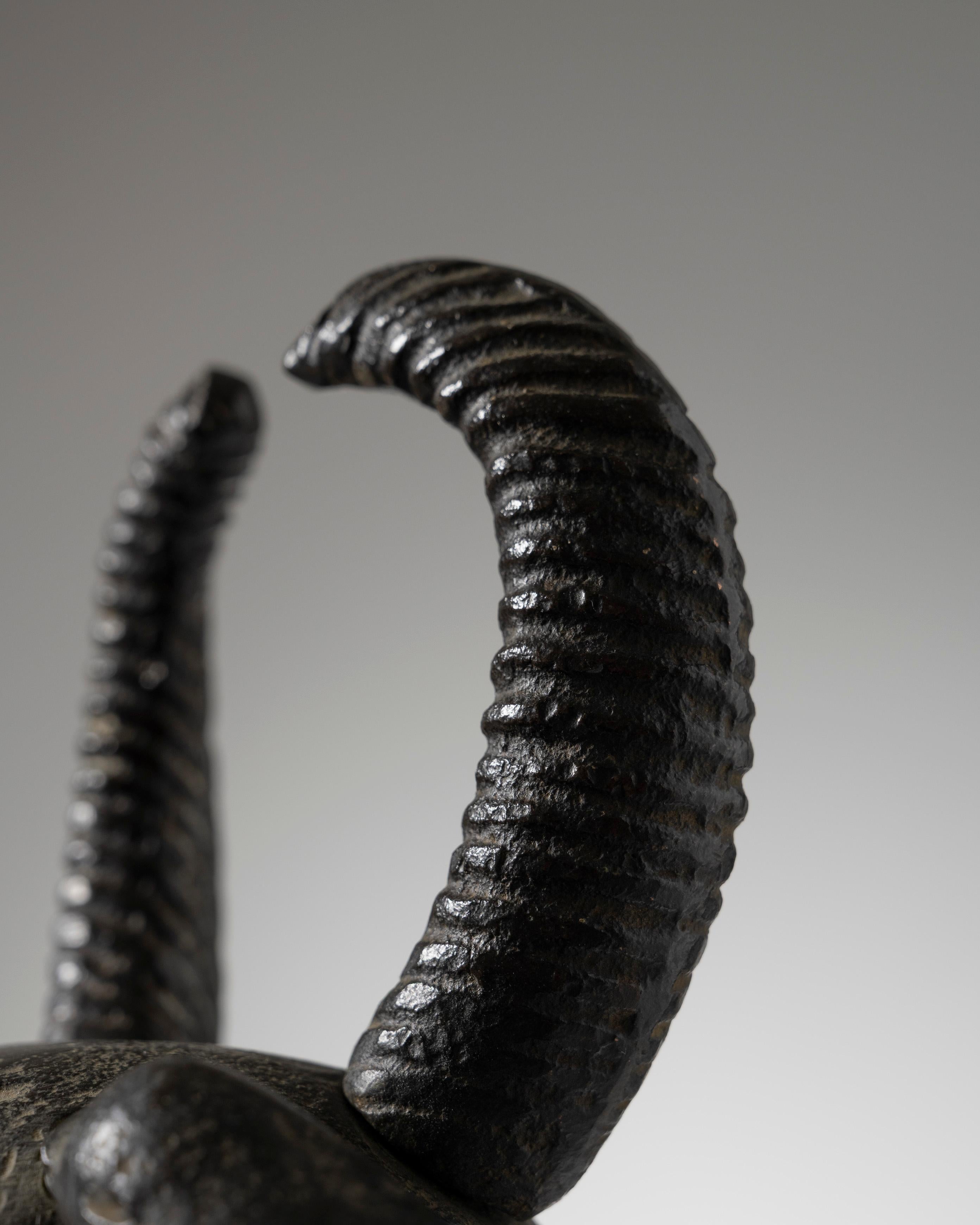 Scultura di testa di capra in bronzo patinato, anni '20. in vendita 8