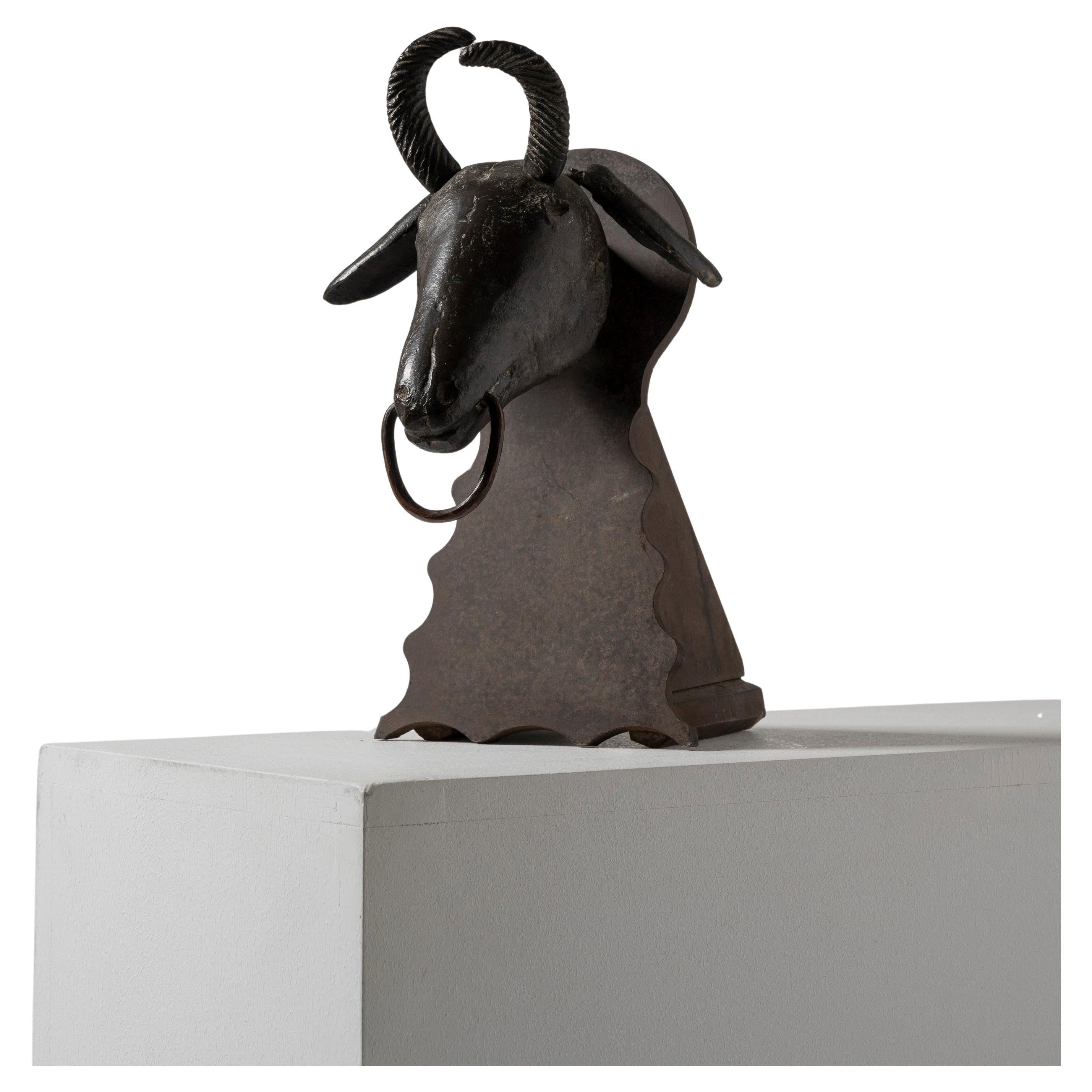 Escultura de bronce patinado con cabeza de cabra, años veinte.