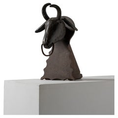 Escultura de bronce patinado con cabeza de cabra, años veinte.