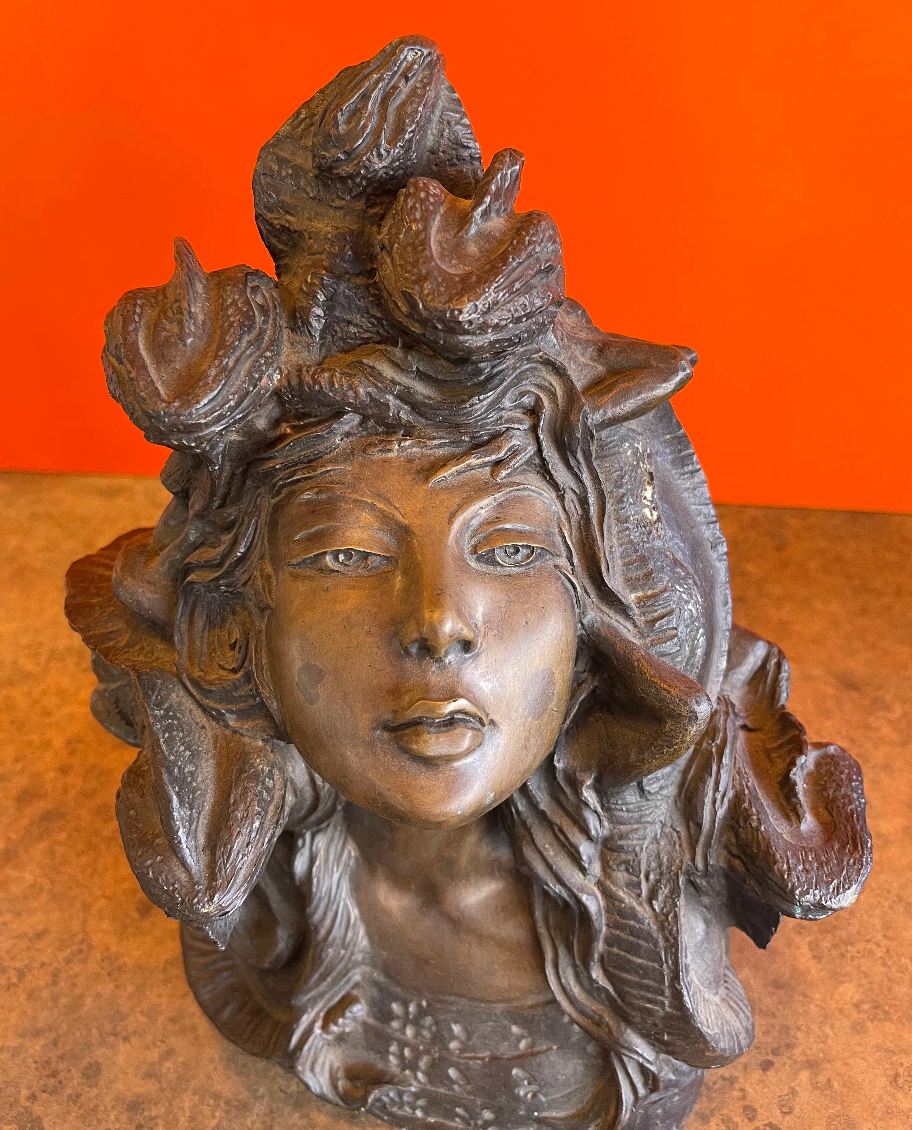 Sculpture « Méduse » en bronze patiné de Norma Leon en vente 4