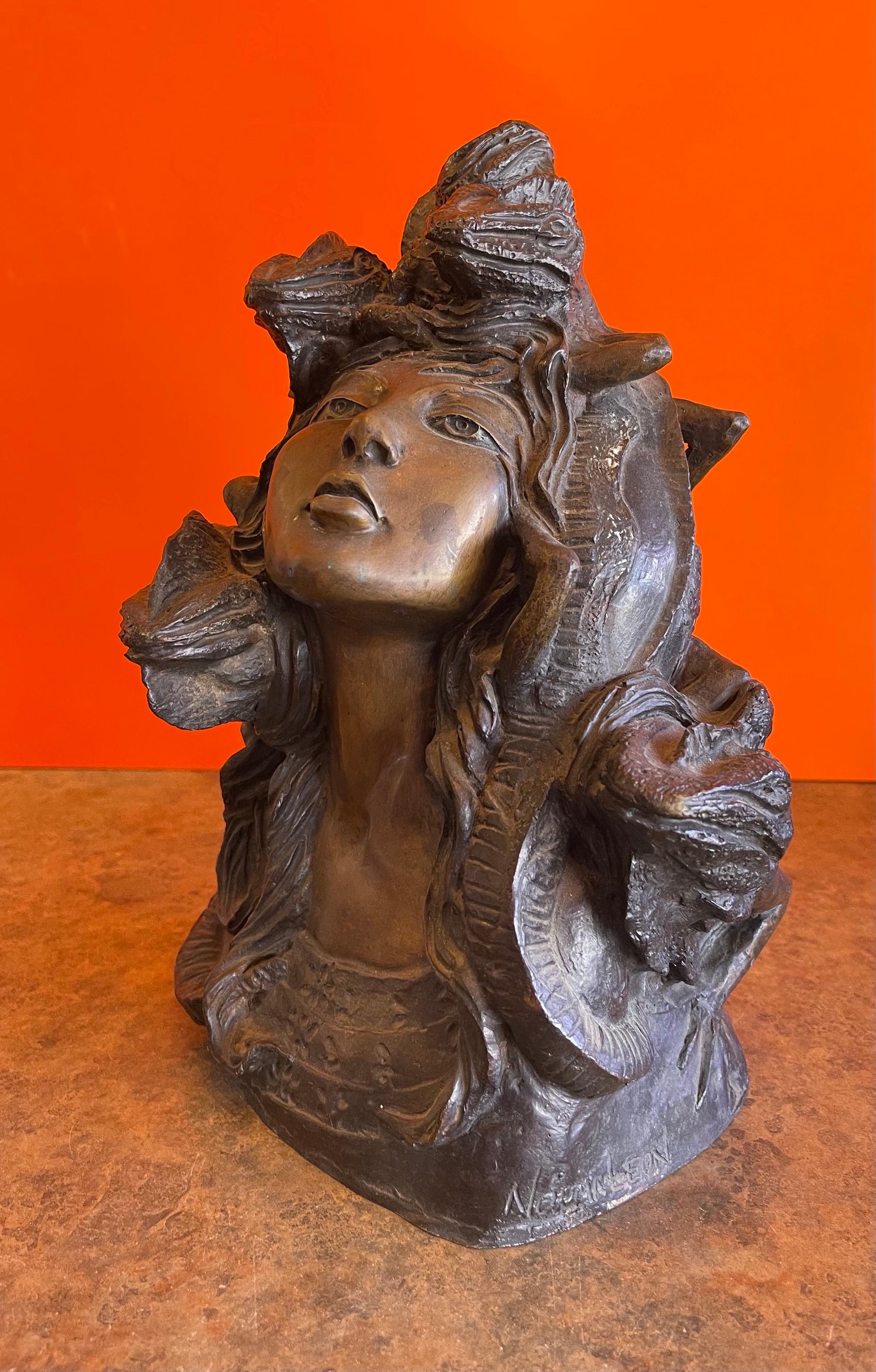 Sculpture « Méduse » en bronze patiné de Norma Leon en vente 8