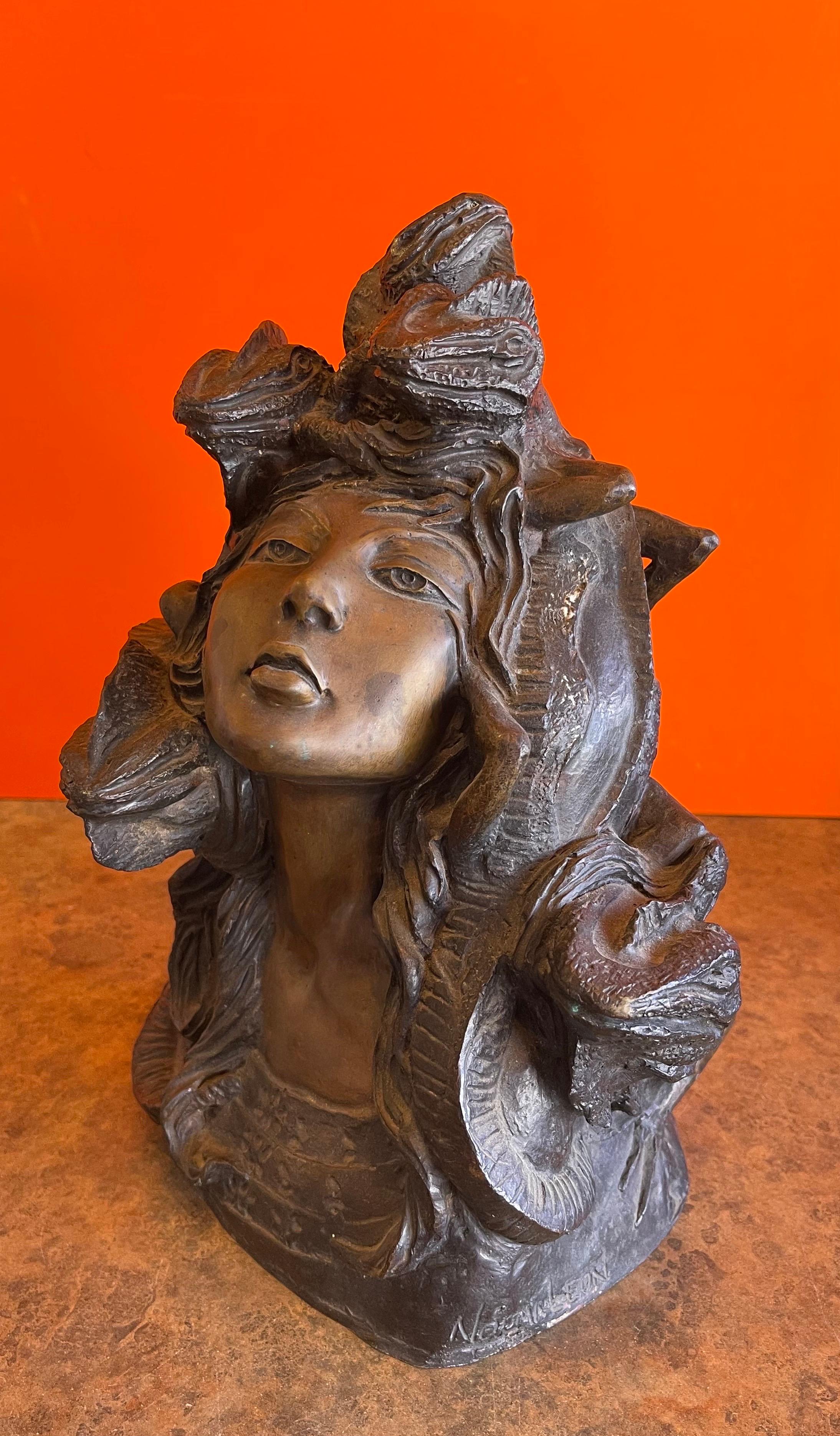 Skulptur „Medusa“ aus patinierter Bronze von Norma Leon (amerikanisch) im Angebot