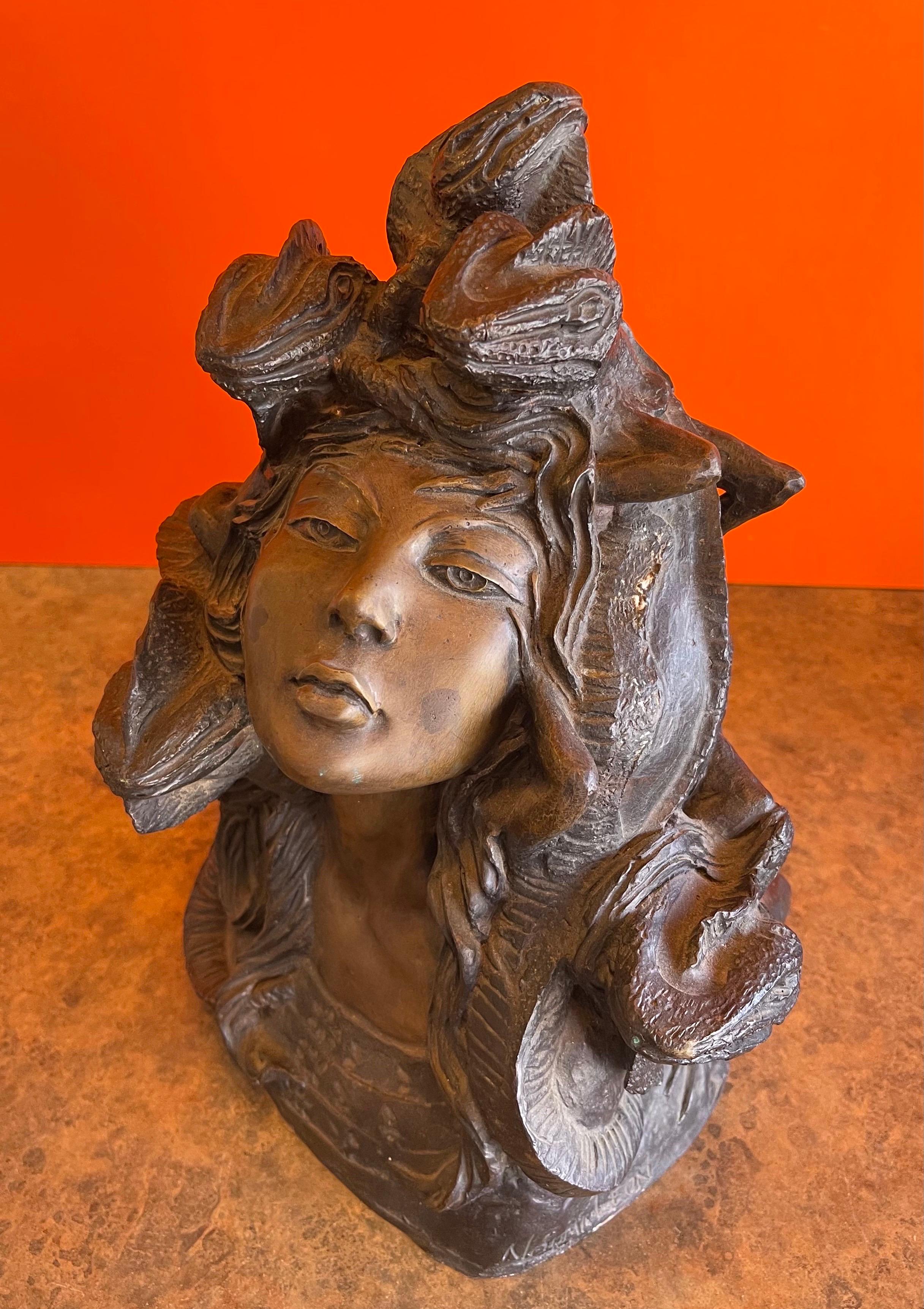 Sculpture « Méduse » en bronze patiné de Norma Leon Bon état - En vente à San Diego, CA
