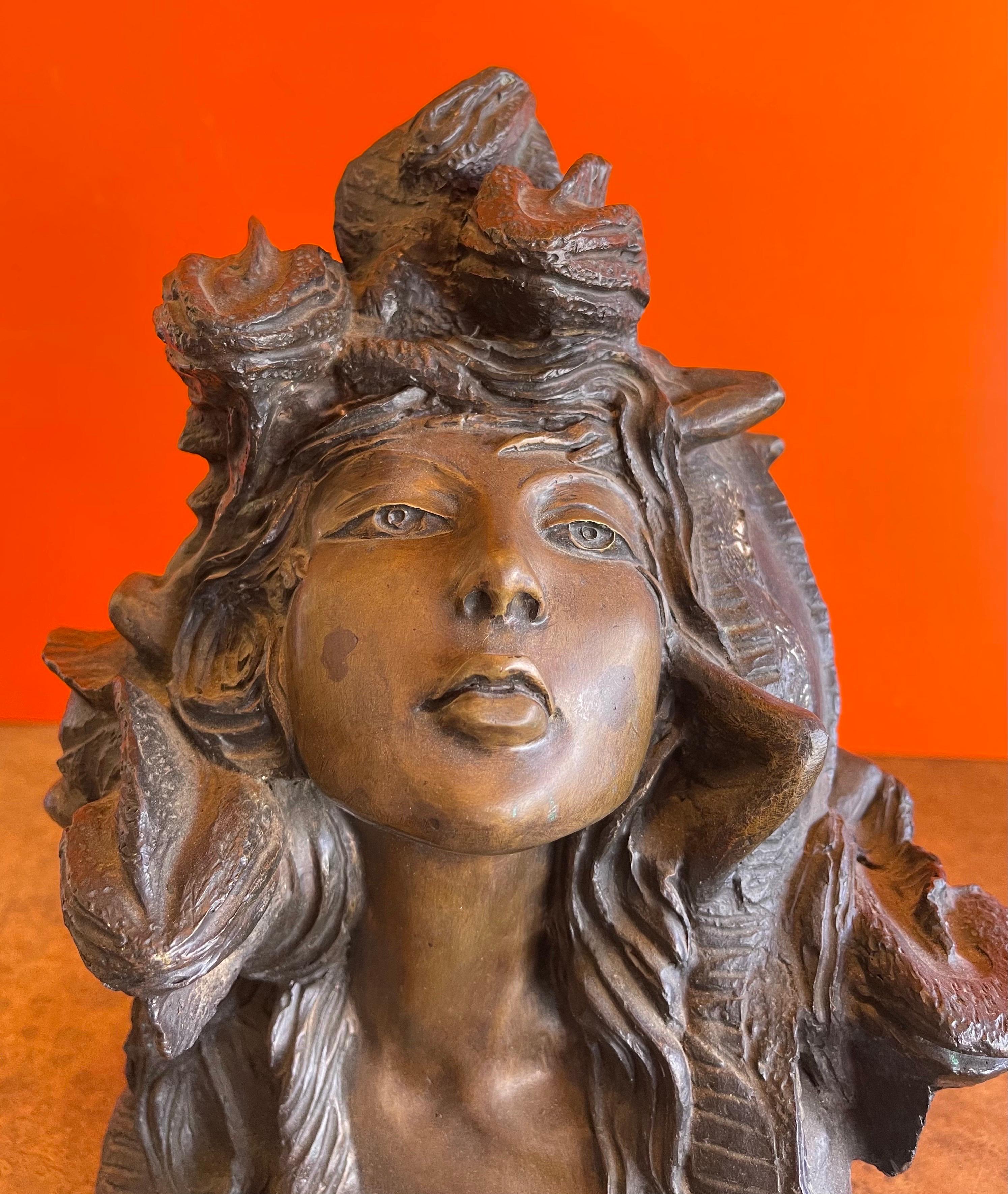 20ième siècle Sculpture « Méduse » en bronze patiné de Norma Leon en vente