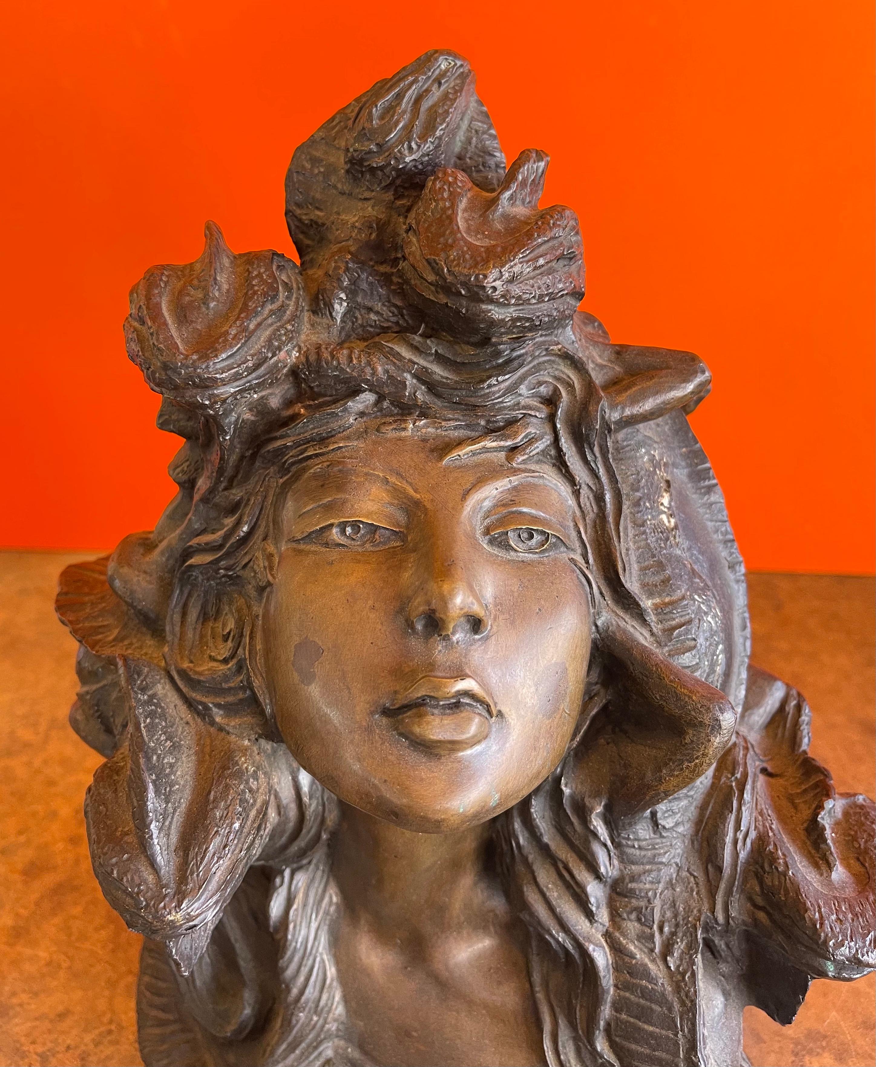 Bronze Sculpture « Méduse » en bronze patiné de Norma Leon en vente