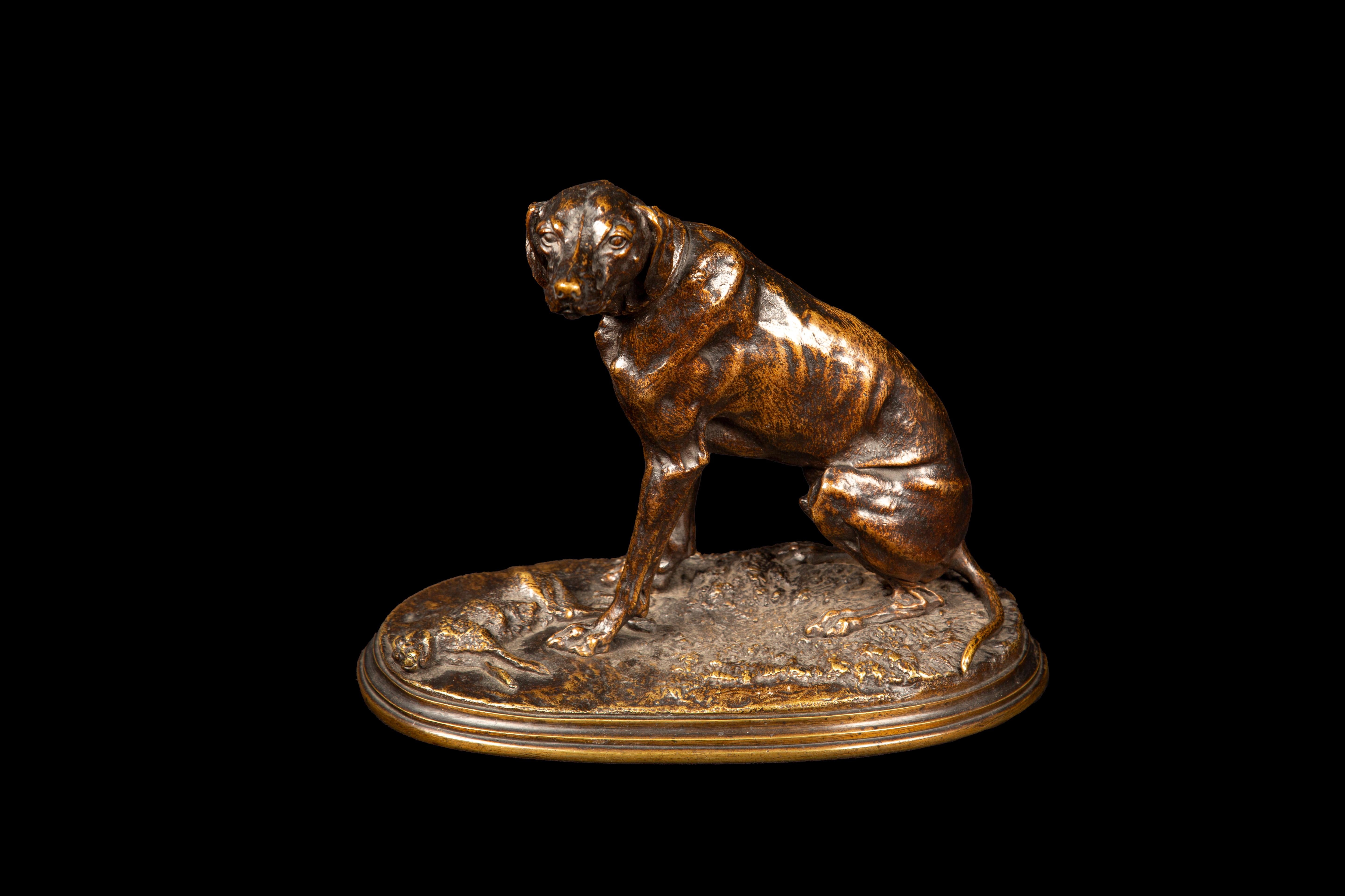 Diese aus patinierter Bronze gefertigte Skulptur ist eine bemerkenswerte Darstellung einer historischen Jagdszene. Es zeigt einen Jagdhund, der triumphierend neben seiner Beute steht und einen Moment der Intensität und des Erfolgs bei der Jagd