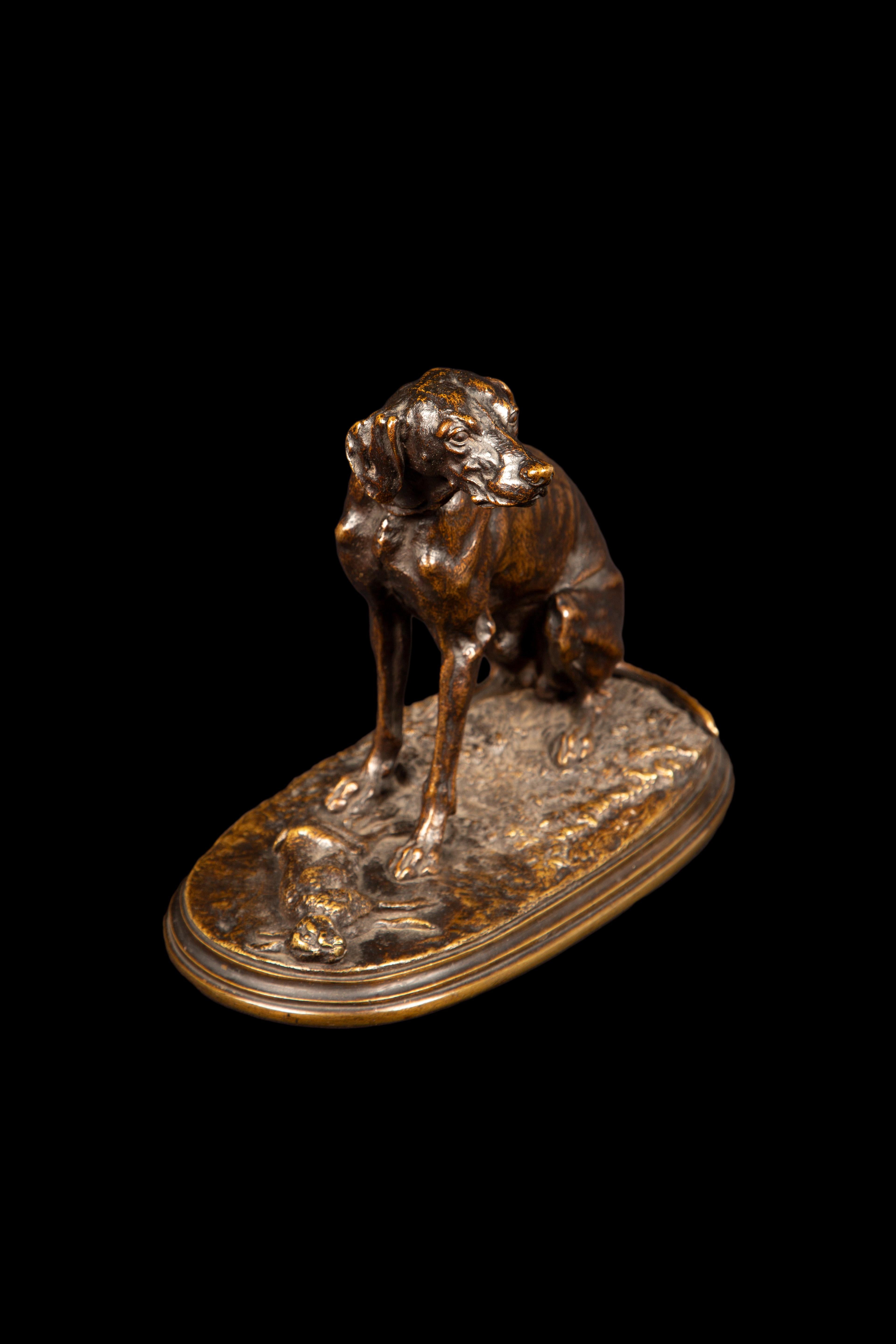 Français Bronze patiné d'un chien de chasse ayant ramené son hare en vente