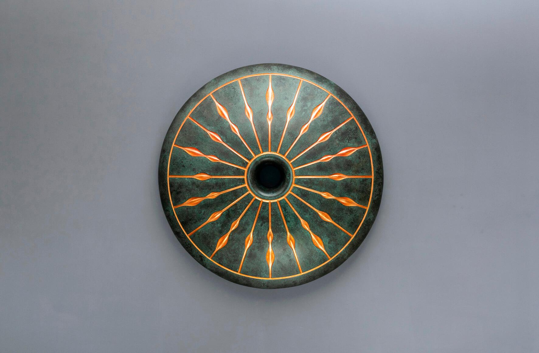 Scultura da parete in bronzo patinato e resina di rame Halitrephes di David Tragen
Dimensioni:  L. 61 x P. 61 x H. 9,5 cm
Materiali: Resina di bronzo patinata, foglia di rame.
Peso: 6 kg.

Informazioni: Ha lasciato l'università con una laurea in