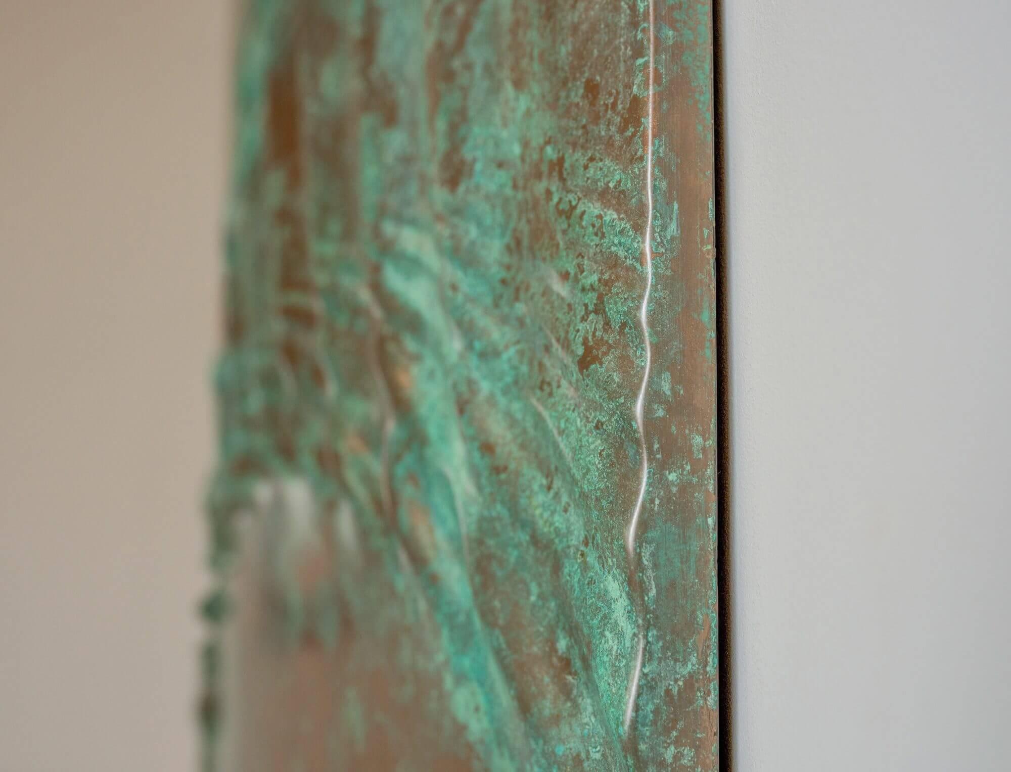 Wandplastik Kelvinismus aus patiniertem Bronzeharz von David Tragen
Abmessungen:  B 114 x T 114 x H 9 cm
MATERIALIEN: Gebürstetes Bronzeharz.
Gewicht: 14 kg.

Über ihn: Er verließ die Universität 1994 mit einem Abschluss in International Business,