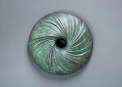 Wandskulptur aus patiniertem Bronzeharz Maelstrom von David Tragen