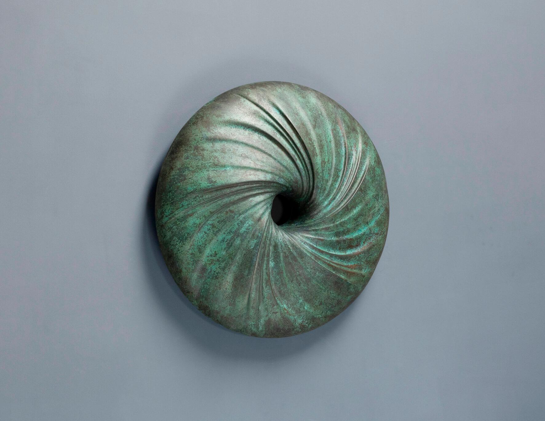Postmoderne Bronze patiné Résine Maelstrom Sculpture murale par David Tragen en vente