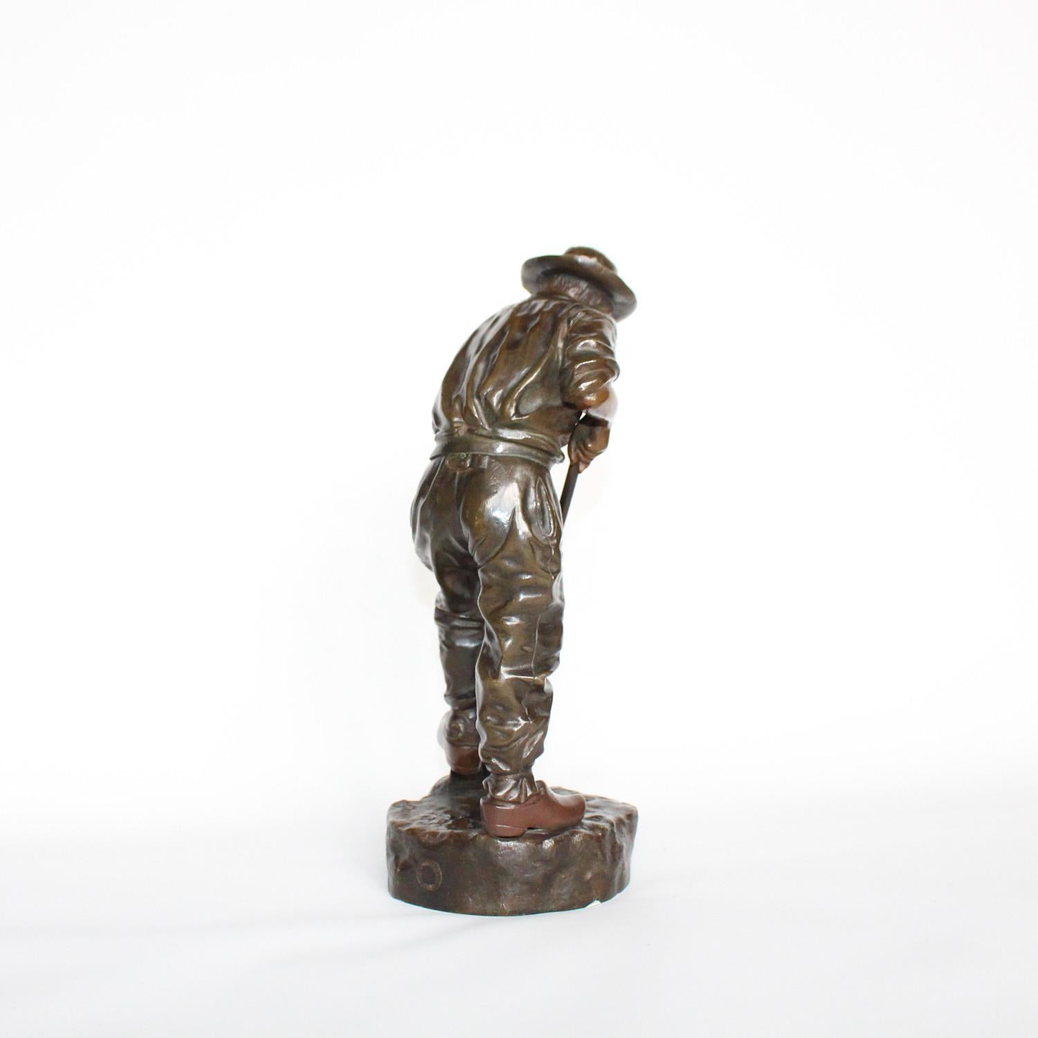 A patinated bronze field worker digging the soil. Set over an integral, naturalistic plinth. Signed J Garnier to base. 

Artist: Jean Garnier (1853-1910).

 