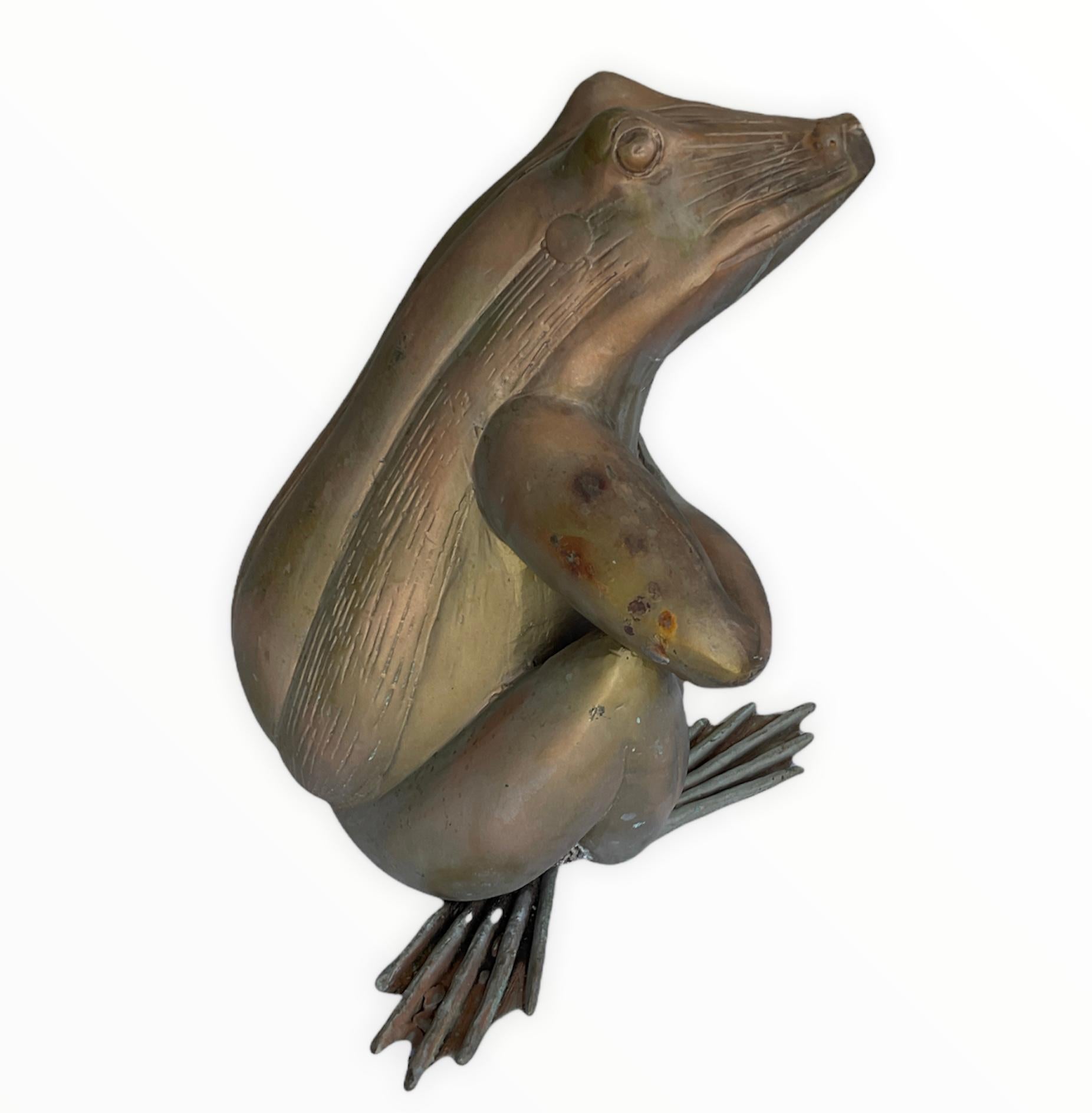 Sculpture/Figure d'une grenouille en bronze patiné en vente 3