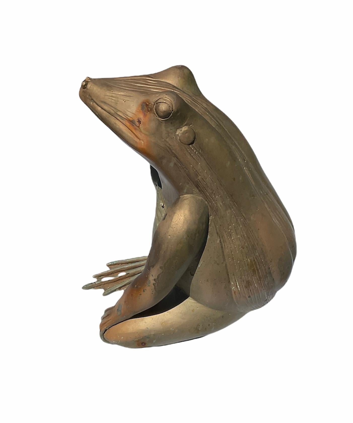 Moderne Sculpture/Figure d'une grenouille en bronze patiné en vente