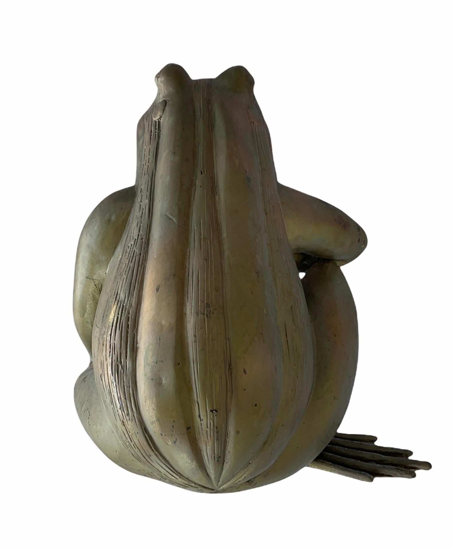 20ième siècle Sculpture/Figure d'une grenouille en bronze patiné en vente