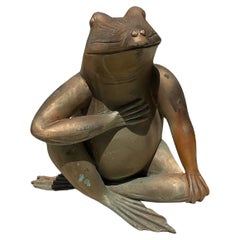 Sculpture/Figure d'une grenouille en bronze patiné
