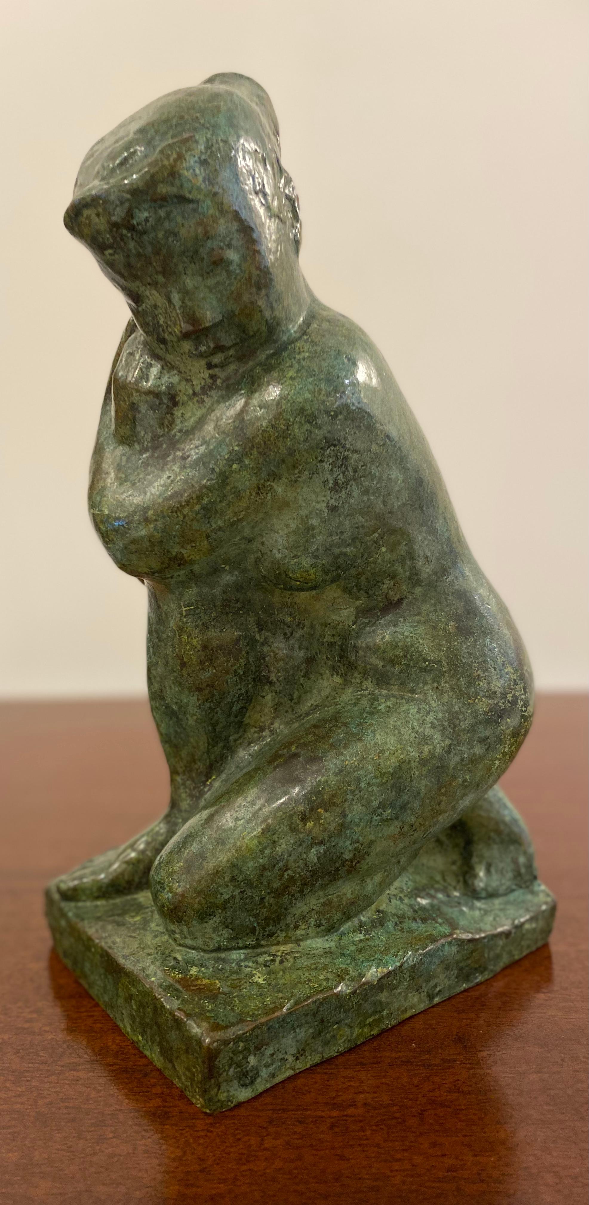 Scultura in bronzo patinato di una donna inginocchiata di Guy Charles Revol 