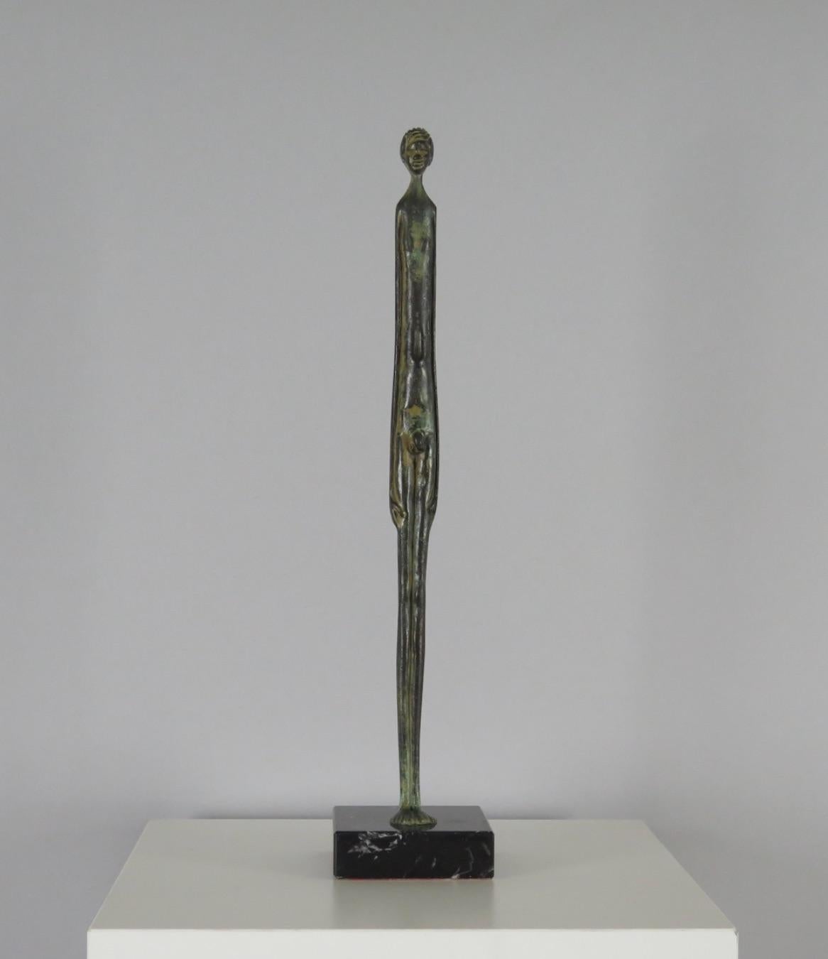 Escultura de bronce patinado de un joven, Italia, hacia el siglo XX. Réplica en bronce de 