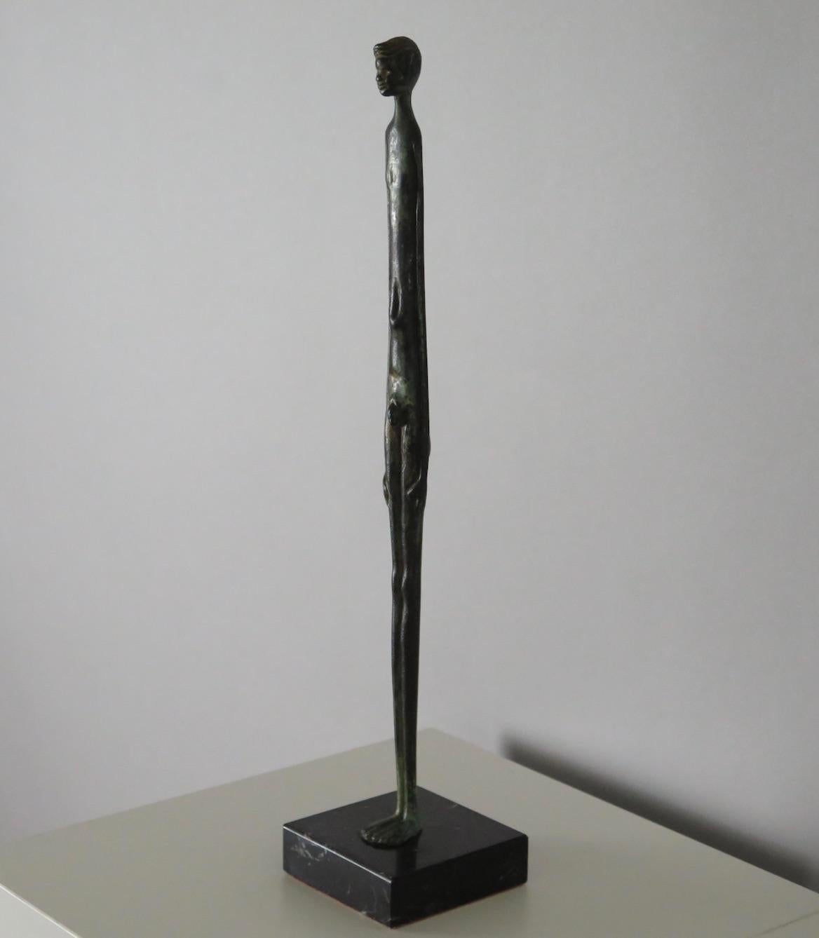 Escultura de bronce patinado de un joven, Italia siglo XX en venta