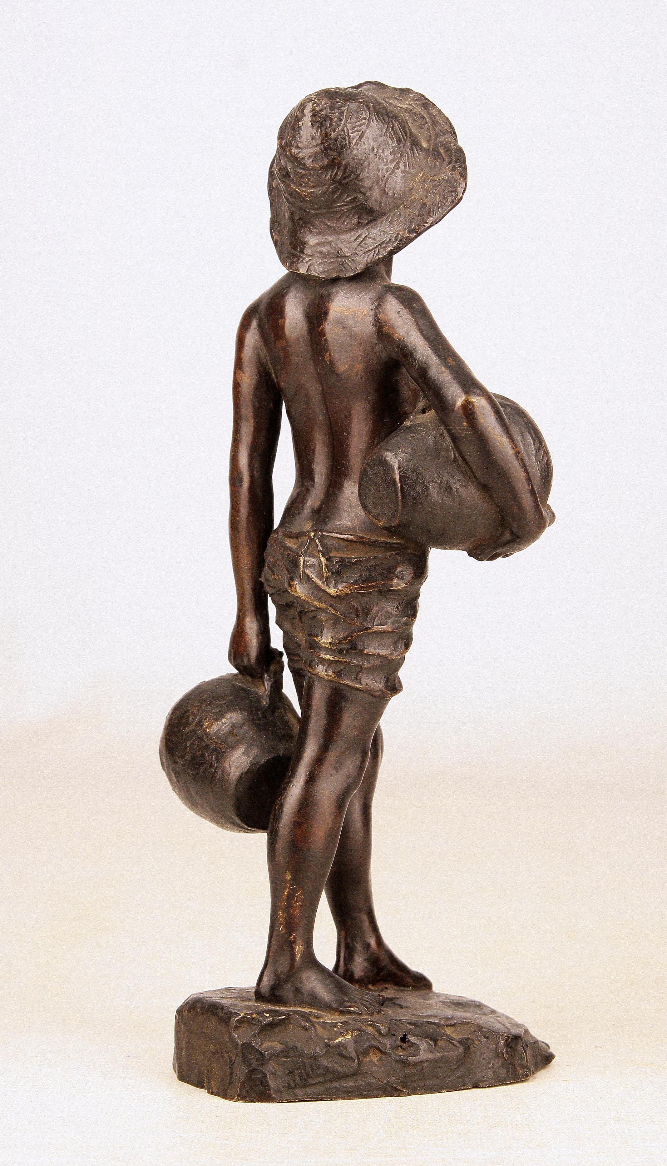 Belle Époque Sculpture en bronze patiné d'un garçon tenant des pichets signée par l'italien G. Borriello en vente