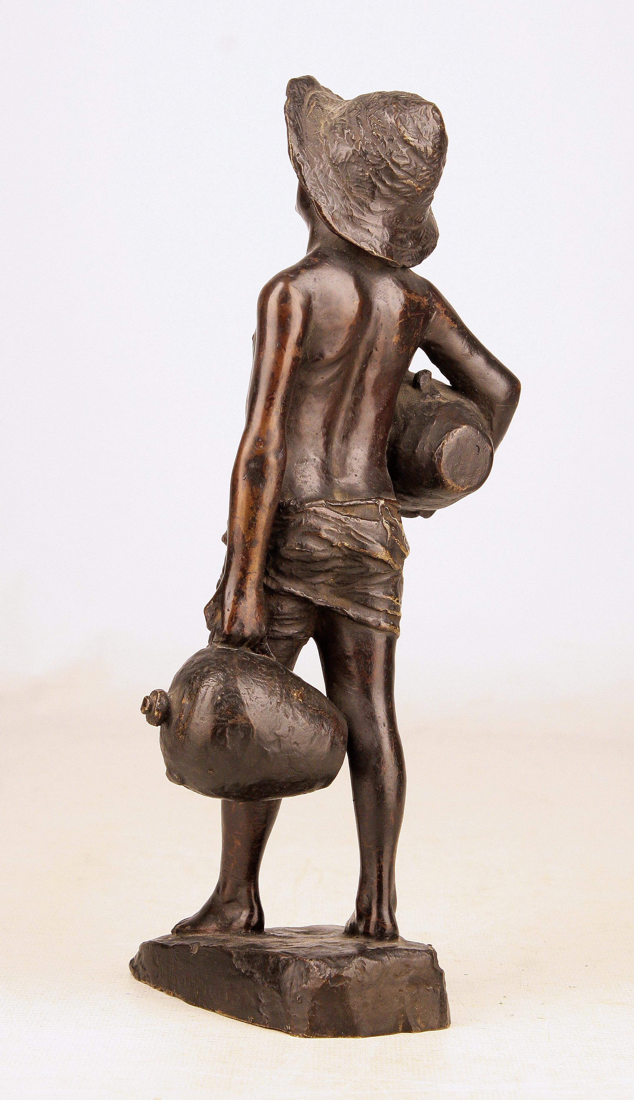 XIXe siècle Sculpture en bronze patiné d'un garçon tenant des pichets signée par l'italien G. Borriello en vente